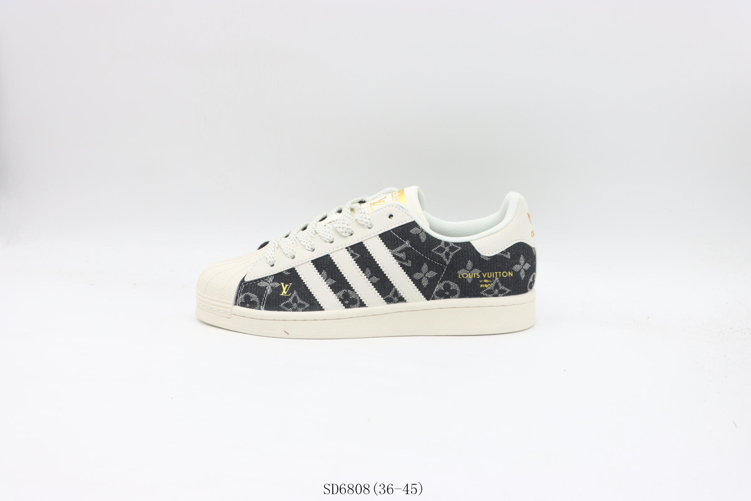 💰200
【公司级     贝壳头系列】阿迪达斯/Adidas  阿迪三叶草贝壳头板鞋       黑白lv
货号：SD6808尺码：36 36.5 37 38 38.5 39 40 40.5 41 42 42.5 43 44 45
❗️❗️❗️
阿迪达斯AdidasSUPERSTAR贝壳头系列低帮百搭休闲运动板鞋