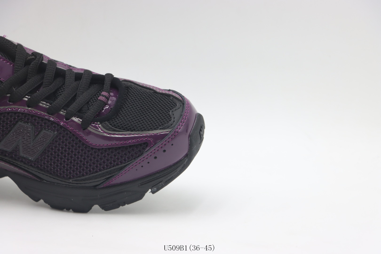 💰140
【真标    新百伦系列】新百伦/new balance 新百伦509NB跑鞋     黑紫
货号：U509B1尺码：36 37 38 39 40 41 42 43 44 45
❗️❗️❗️
微翘式鞋头设计，响应灵活。采用经典鞋型，融入全新细节点缀整体简约且富有质感。鞋底耐磨材质搭配丰富的防滑底纹设计，可平稳抓地，不易打滑