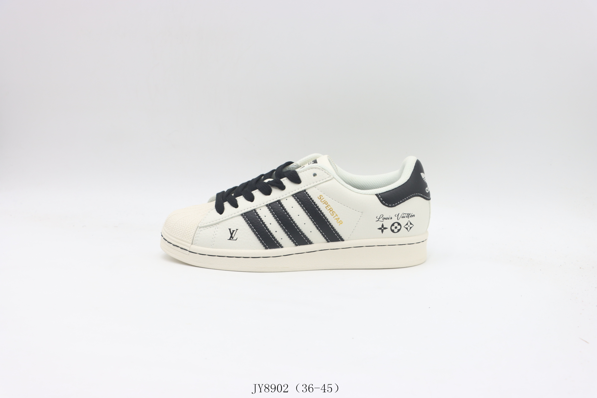 💰200
【公司级     贝壳头系列】阿迪达斯/Adidas  阿迪三叶草贝壳头板鞋       白黑lv
货号：JY8902尺码：36 36.5 37 38 38.5 39 40 40.5 41 42 42.5 43 44 45
❗️❗️❗️
阿迪达斯AdidasSUPERSTAR贝壳头系列低帮百搭休闲运动板鞋