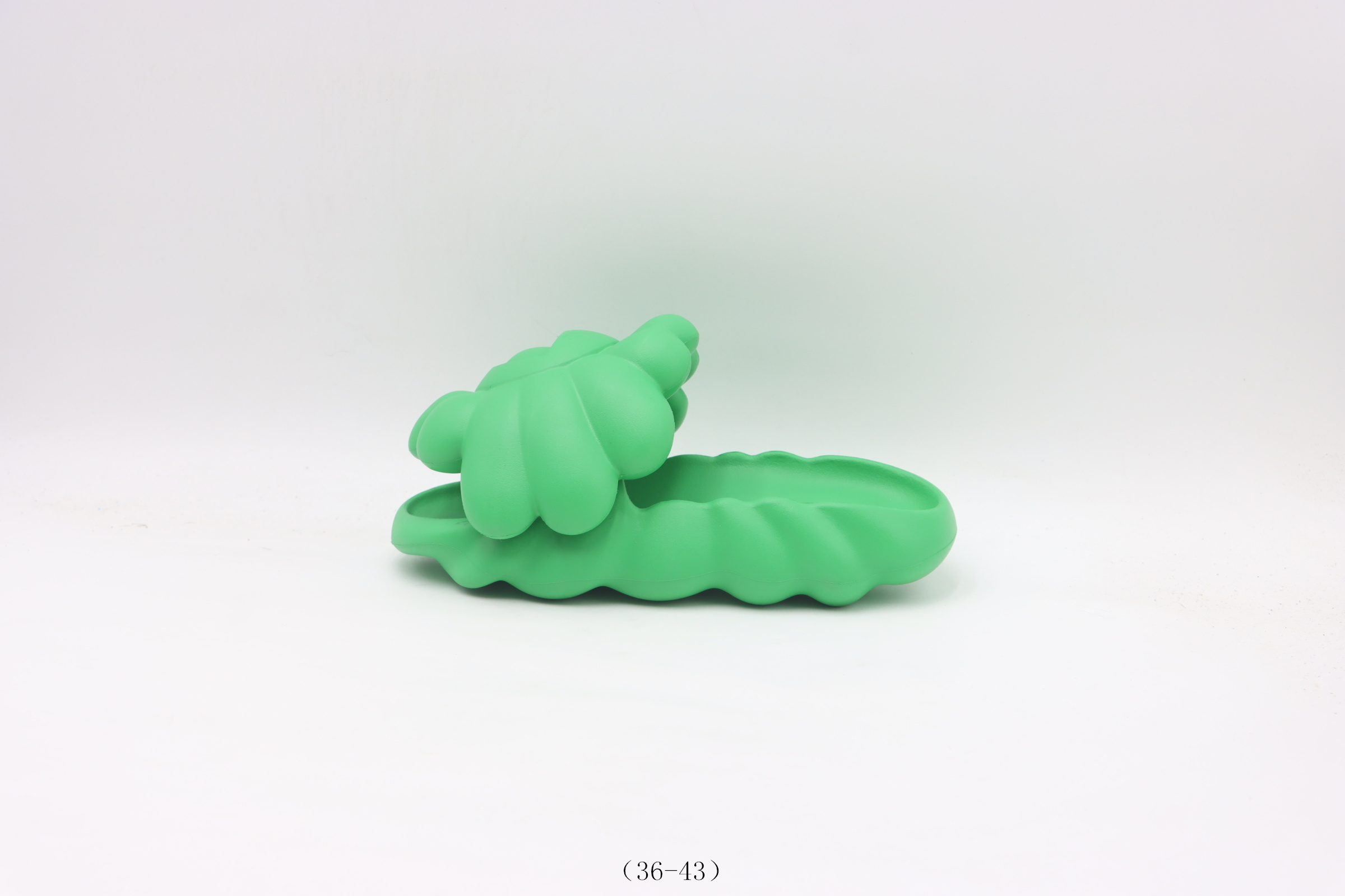 💰200
【公司级   村上隆系列】村上隆/Takashi Murakami 拖鞋      绿色
货号：-尺码：36 37 38 39 40 41 42 43 
❗❗❗
村上隆/Takashi Murakami 标志性太阳花风格 拖鞋 超扁平 (Super Flat)”的艺术风格与美学理念蜚声国际，笔下标志性的太阳花伴随着笑脸不断启发着对于人、社会与自然的哲学思辨，以太阳花为灵感源泉的村上隆个人鞋履品牌 Ohana Hatake 将“花田”作为寓意，巧妙地将艺术与鞋展设计相融合，向大众传递出幸福与成长的积极理念，为时尚与艺术的跨界合作注入了新的活力与可能。