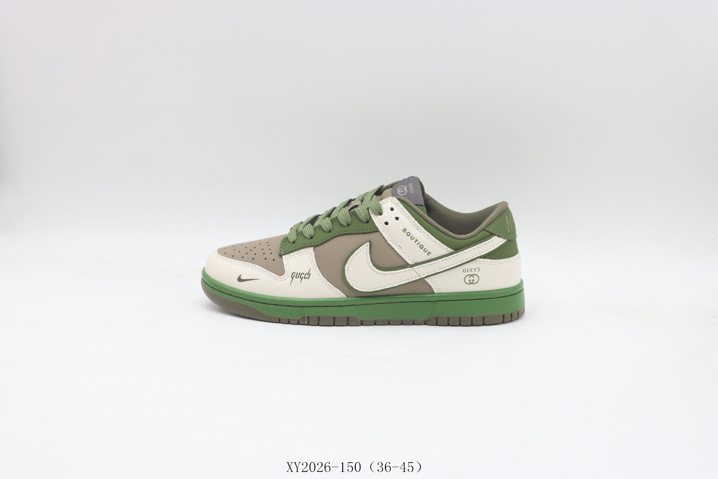 💰240
 【公司级     SB板鞋系列】耐克/NIKE 耐克SB低帮板鞋         白绿棕
货号：XY2026-150尺码 : 36 36.5 37.5 38 38.5 39 40 40.5 41 42 42.5 43 44 45 
 ❗️❗️❗️
耐克 Nike SB Dunk Low Bucks 系列复古低帮休闲运动滑板板鞋。采用脚感柔软舒适ZoomAir气垫，有效吸收滑板等极限运动在落地时带来的冲击力，为街头运动者们提供更好的保护