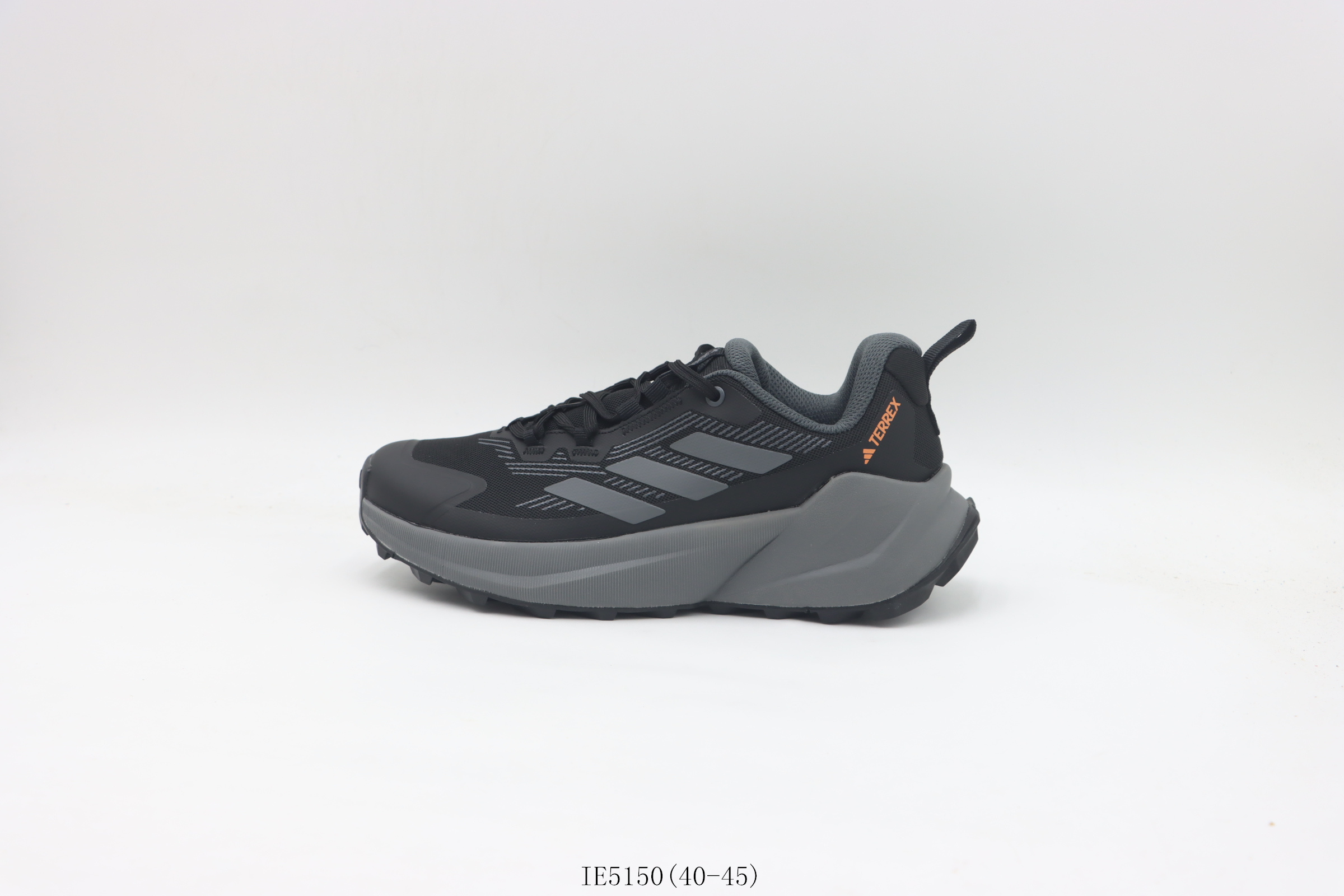 💰150
【真标     阿迪跑鞋系列】阿迪达斯/Adidas  阿迪运动鞋         黑灰
货号：IE5150尺码：  40 40.5 41 42 42.5 43 44 45
❗️❗️❗️
阿迪达斯Adidas Terrex Trailmaker 2.0 Gore-Tex 阿迪达斯 Terrex系列减震透气 防滑耐磨 舒适轻便 低帮 厚底增高运动老爹鞋 时尚百搭 户外鞋，有防水技术相伴，不同地形都能“挺”你到底。力求为不同水平的徒步者带来同样的舒适。既有跑鞋的活力脚感，又有徒步鞋的结构感，崎岖路面放马过来”。含防水透气的GORE-TEX覆膜，助你从容应对潮湿环境，力求为双脚带来舒爽感受。另含实穿饰面，旨在适合户外穿着。搭载Continental马牌橡胶大底，稳定耐磨。