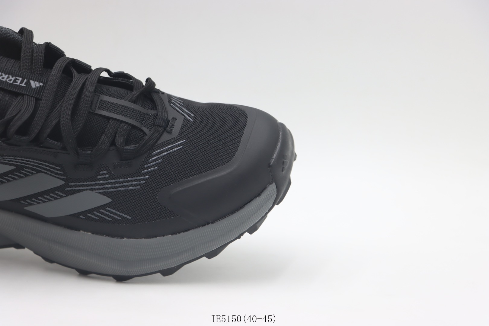 💰150
【真标 阿迪跑鞋系列】阿迪达斯/Adidas 阿迪运动鞋 黑灰
货号:IE5150尺码: 40 40.5 41 42 42.5 43 44 45
❗️❗️❗️
阿迪达斯Adidas Terrex Trailmaker 2.0 Gore-Tex 阿迪达斯 Terrex系列减震透气 防滑耐磨 舒适轻便 低帮 厚底增高运动老爹鞋 时尚百搭 户外鞋,有防水技术相伴,不同地形都能“挺”你到底。力求为不同水平的徒步者带来同样的舒适。既有跑鞋的活力脚感,又有徒步鞋的结构感,崎岖路面放马过来”。含防水透气的GORE-TEX覆膜,助你从容应对潮湿环境,力求为双脚带来舒爽感受。另含实穿饰面,旨在适合户外穿着。搭载Continental马牌橡胶大底,稳定耐磨。