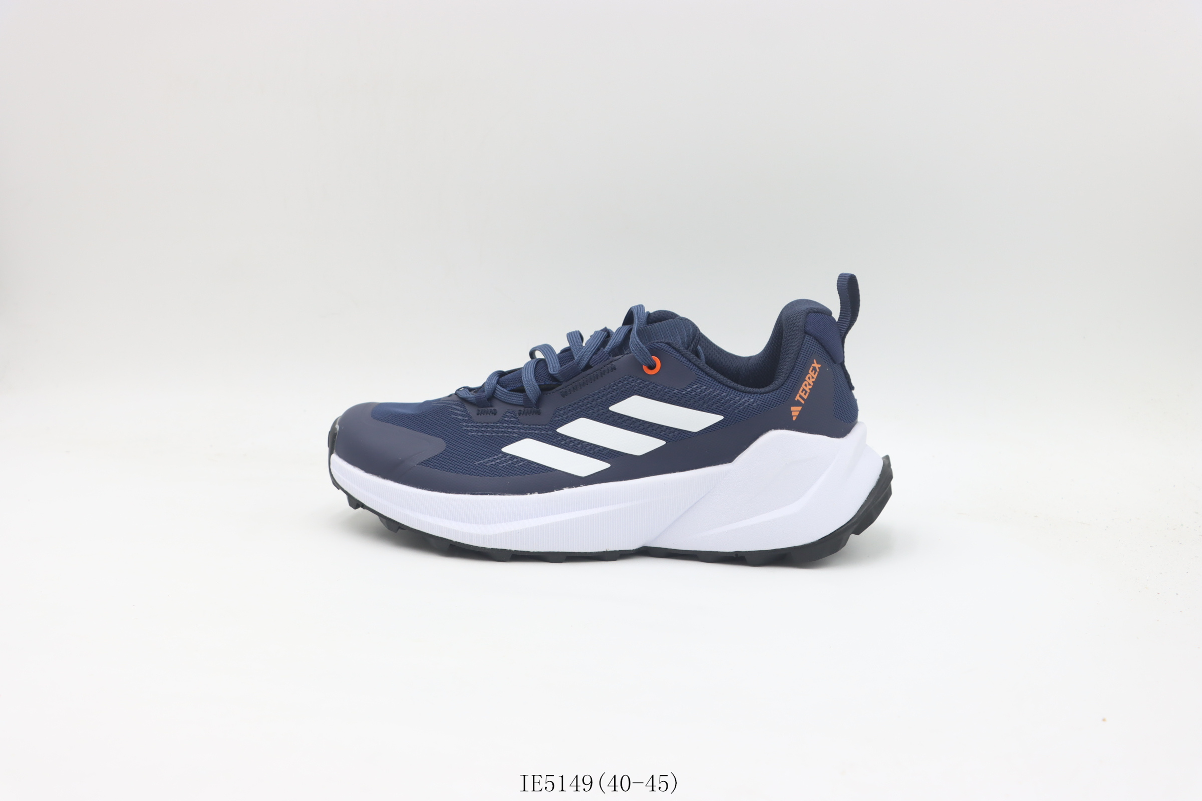 💰150
【真标     阿迪跑鞋系列】阿迪达斯/Adidas  阿迪运动鞋        深蓝
货号：IE5149尺码：  40 40.5 41 42 42.5 43 44 45
❗️❗️❗️
阿迪达斯Adidas Terrex Trailmaker 2.0 Gore-Tex 阿迪达斯 Terrex系列减震透气 防滑耐磨 舒适轻便 低帮 厚底增高运动老爹鞋 时尚百搭 户外鞋，有防水技术相伴，不同地形都能“挺”你到底。力求为不同水平的徒步者带来同样的舒适。既有跑鞋的活力脚感，又有徒步鞋的结构感，崎岖路面放马过来”。含防水透气的GORE-TEX覆膜，助你从容应对潮湿环境，力求为双脚带来舒爽感受。另含实穿饰面，旨在适合户外穿着。搭载Continental马牌橡胶大底，稳定耐磨。