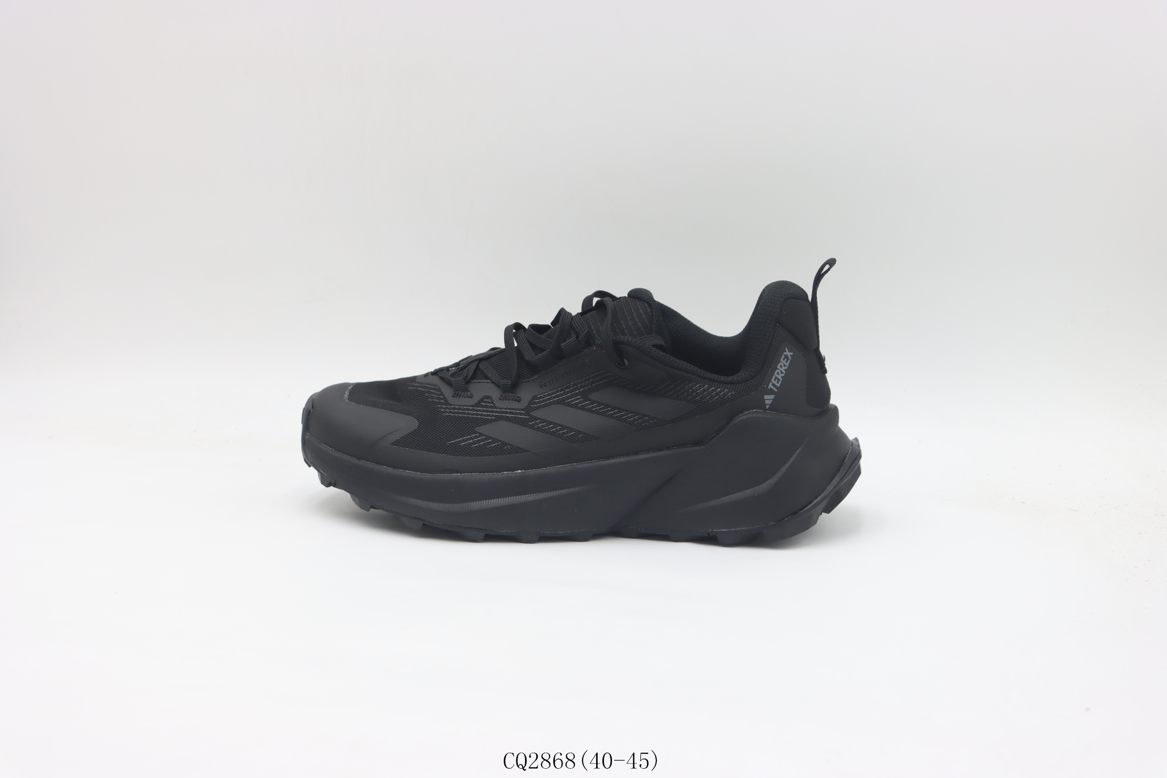 💰150
【真标     阿迪跑鞋系列】阿迪达斯/Adidas  阿迪运动鞋         黑色
货号：CQ2868尺码：  40 40.5 41 42 42.5 43 44 45
❗️❗️❗️
阿迪达斯Adidas Terrex Trailmaker 2.0 Gore-Tex 阿迪达斯 Terrex系列减震透气 防滑耐磨 舒适轻便 低帮 厚底增高运动老爹鞋 时尚百搭 户外鞋，有防水技术相伴，不同地形都能“挺”你到底。力求为不同水平的徒步者带来同样的舒适。既有跑鞋的活力脚感，又有徒步鞋的结构感，崎岖路面放马过来”。含防水透气的GORE-TEX覆膜，助你从容应对潮湿环境，力求为双脚带来舒爽感受。另含实穿饰面，旨在适合户外穿着。搭载Continental马牌橡胶大底，稳定耐磨。