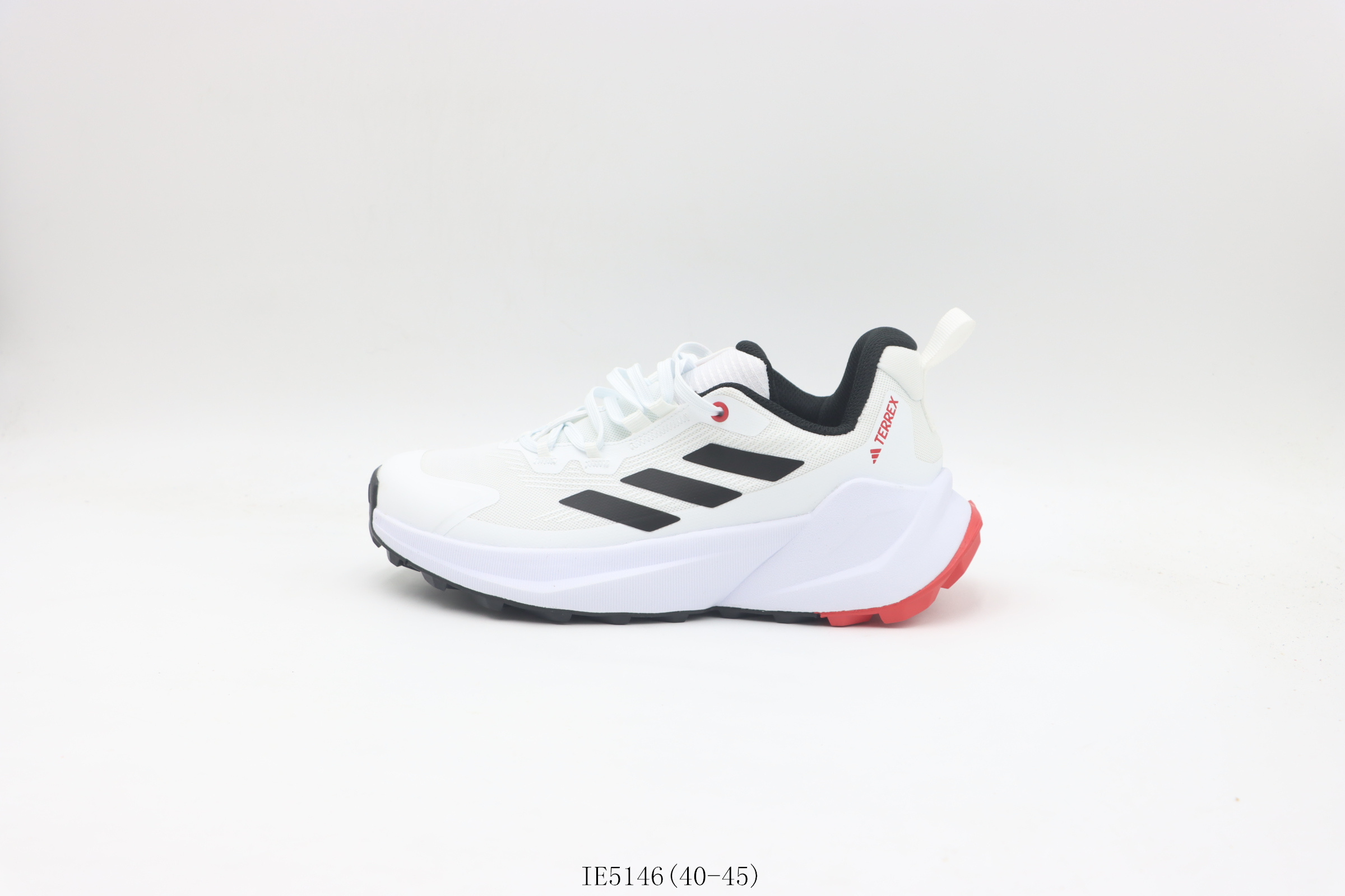 💰150
【真标     阿迪跑鞋系列】阿迪达斯/Adidas  阿迪运动鞋       白黑
货号：IE5146尺码：  40 40.5 41 42 42.5 43 44 45
❗️❗️❗️
阿迪达斯Adidas Terrex Trailmaker 2.0 Gore-Tex 阿迪达斯 Terrex系列减震透气 防滑耐磨 舒适轻便 低帮 厚底增高运动老爹鞋 时尚百搭 户外鞋，有防水技术相伴，不同地形都能“挺”你到底。力求为不同水平的徒步者带来同样的舒适。既有跑鞋的活力脚感，又有徒步鞋的结构感，崎岖路面放马过来”。含防水透气的GORE-TEX覆膜，助你从容应对潮湿环境，力求为双脚带来舒爽感受。另含实穿饰面，旨在适合户外穿着。搭载Continental马牌橡胶大底，稳定耐磨。