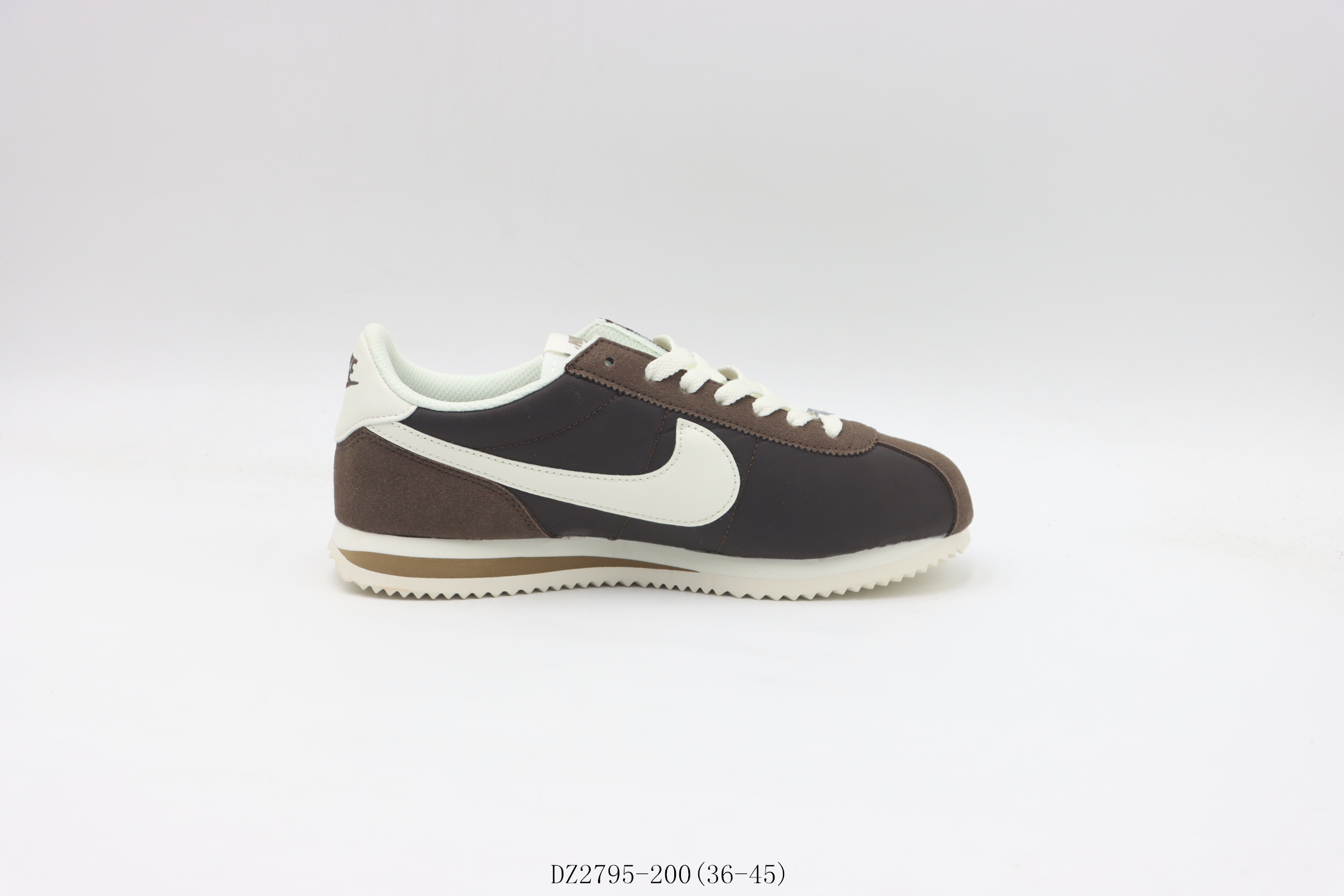 💰100
【真标   阿甘跑步鞋系列】耐克/NIKE  耐克阿甘跑鞋     棕白
货号：DZ2795-200尺码：36 36.5 37.5 38 38.5 39 40 40.5 41 42 42.5  43 44  44.5 45
❗️❗️❗️
耐克Nike Classic Cortez 全新配色 经典轻便舒适男子阿甘鞋休闲跑步鞋运动鞋，纯粹而执着的精神，使得Cortez种在了一代人的心里，无论是否喜欢它复古的鞋型，一双Nike Classic Cortez总是能让人难以抗拒，将他摆在鞋柜