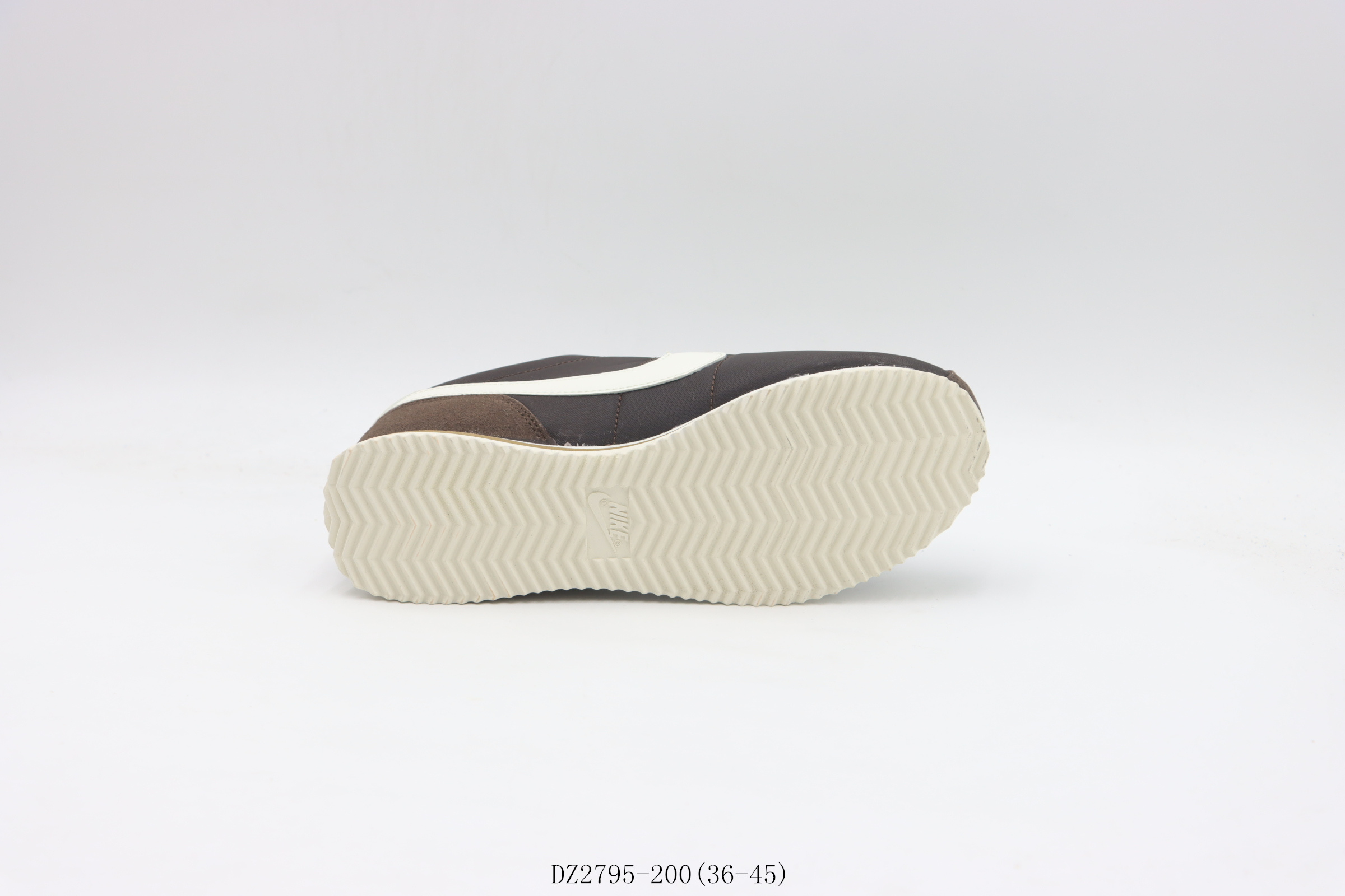 💰100
【真标   阿甘跑步鞋系列】耐克/NIKE  耐克阿甘跑鞋     棕白
货号：DZ2795-200尺码：36 36.5 37.5 38 38.5 39 40 40.5 41 42 42.5  43 44  44.5 45
❗️❗️❗️
耐克Nike Classic Cortez 全新配色 经典轻便舒适男子阿甘鞋休闲跑步鞋运动鞋，纯粹而执着的精神，使得Cortez种在了一代人的心里，无论是否喜欢它复古的鞋型，一双Nike Classic Cortez总是能让人难以抗拒，将他摆在鞋柜