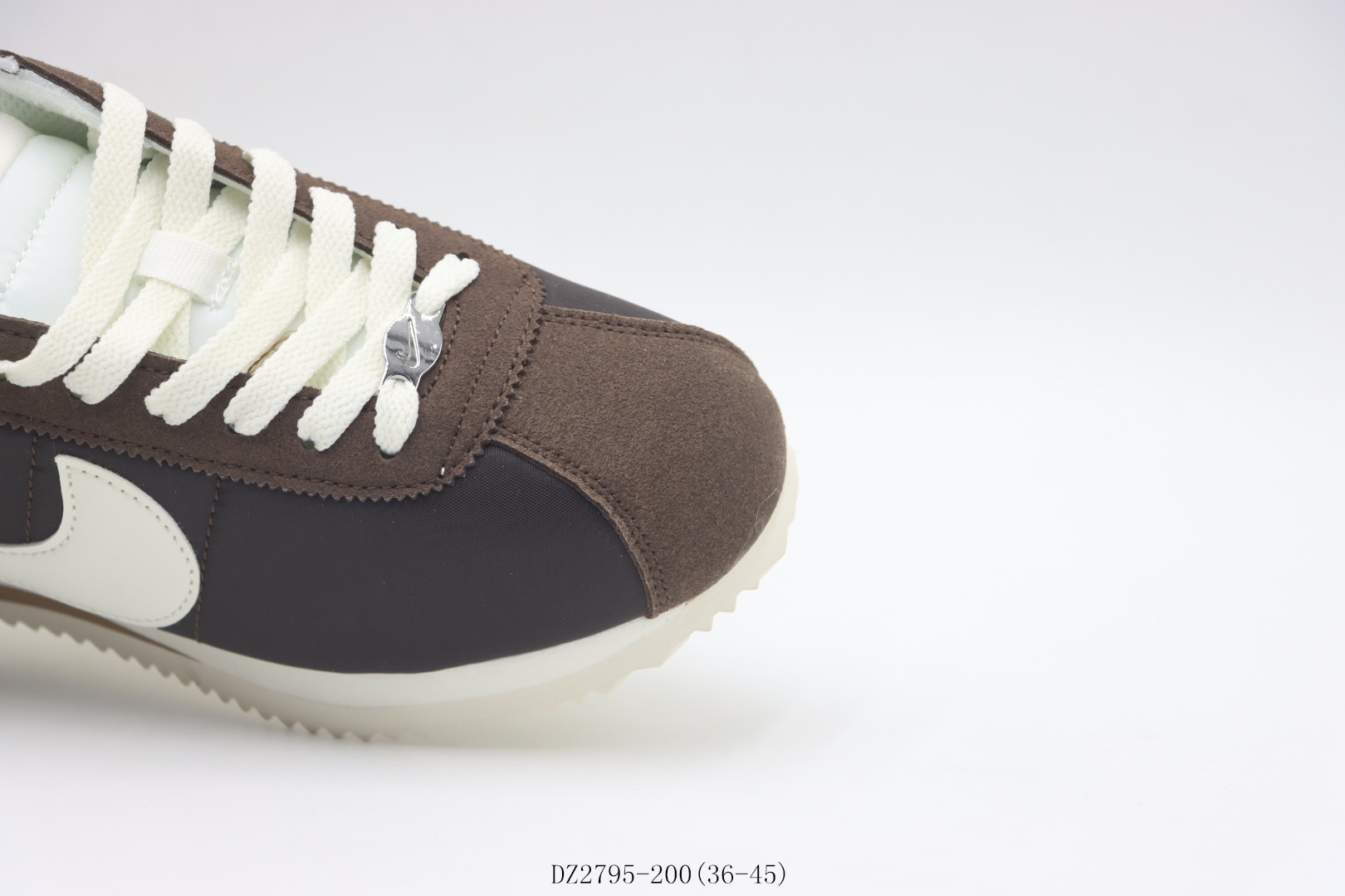 💰100
【真标   阿甘跑步鞋系列】耐克/NIKE  耐克阿甘跑鞋     棕白
货号：DZ2795-200尺码：36 36.5 37.5 38 38.5 39 40 40.5 41 42 42.5  43 44  44.5 45
❗️❗️❗️
耐克Nike Classic Cortez 全新配色 经典轻便舒适男子阿甘鞋休闲跑步鞋运动鞋，纯粹而执着的精神，使得Cortez种在了一代人的心里，无论是否喜欢它复古的鞋型，一双Nike Classic Cortez总是能让人难以抗拒，将他摆在鞋柜
