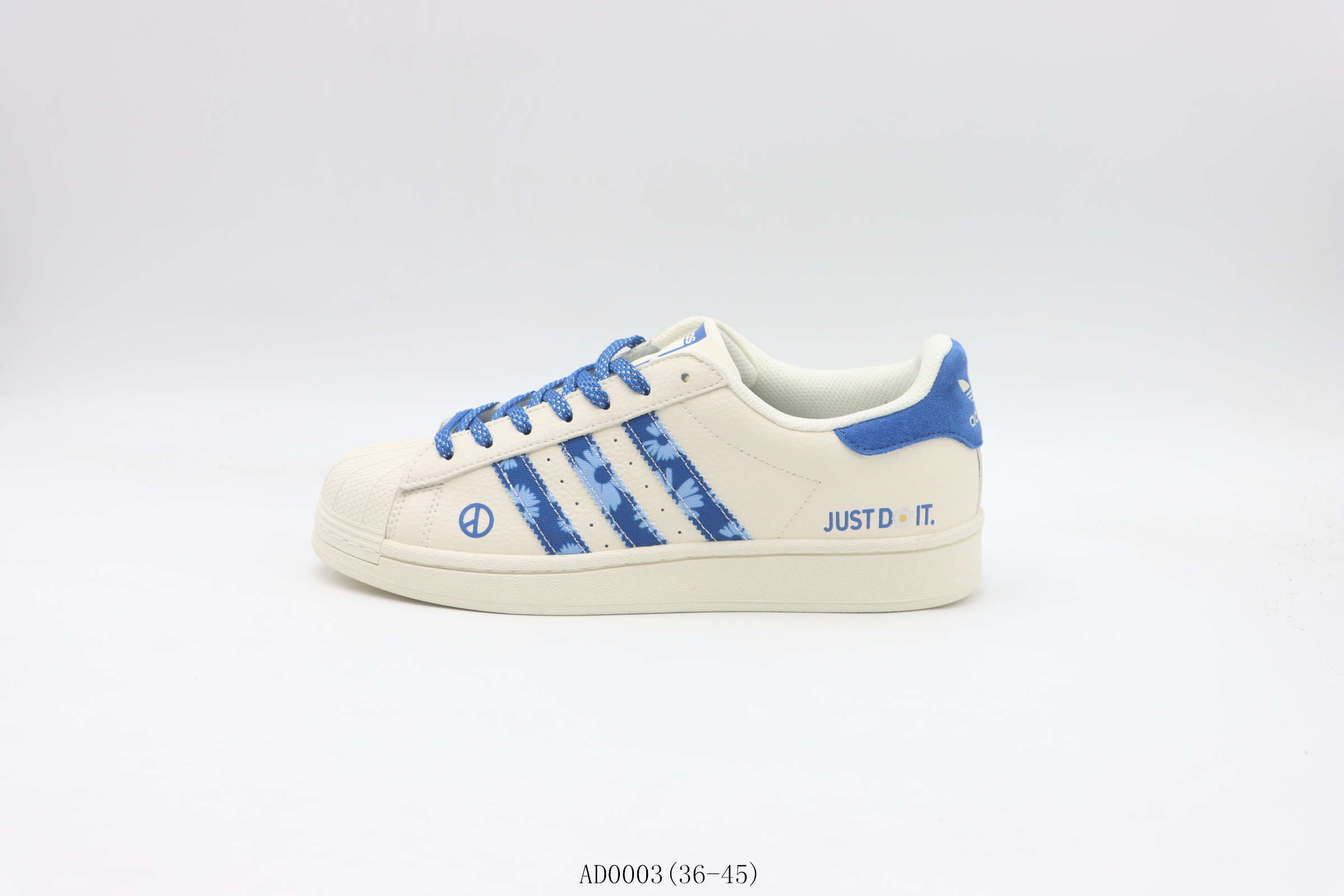 💰200
【公司级     贝壳头系列】阿迪达斯/Adidas  阿迪三叶草贝壳头板鞋      白蓝雏菊
货号：AD0003尺码：36 36.5 37 38 38.5 39 40 40.5 41 42 42.5 43 44 45
❗️❗️❗️
阿迪达斯AdidasSUPERSTAR贝壳头系列低帮百搭休闲运动板鞋