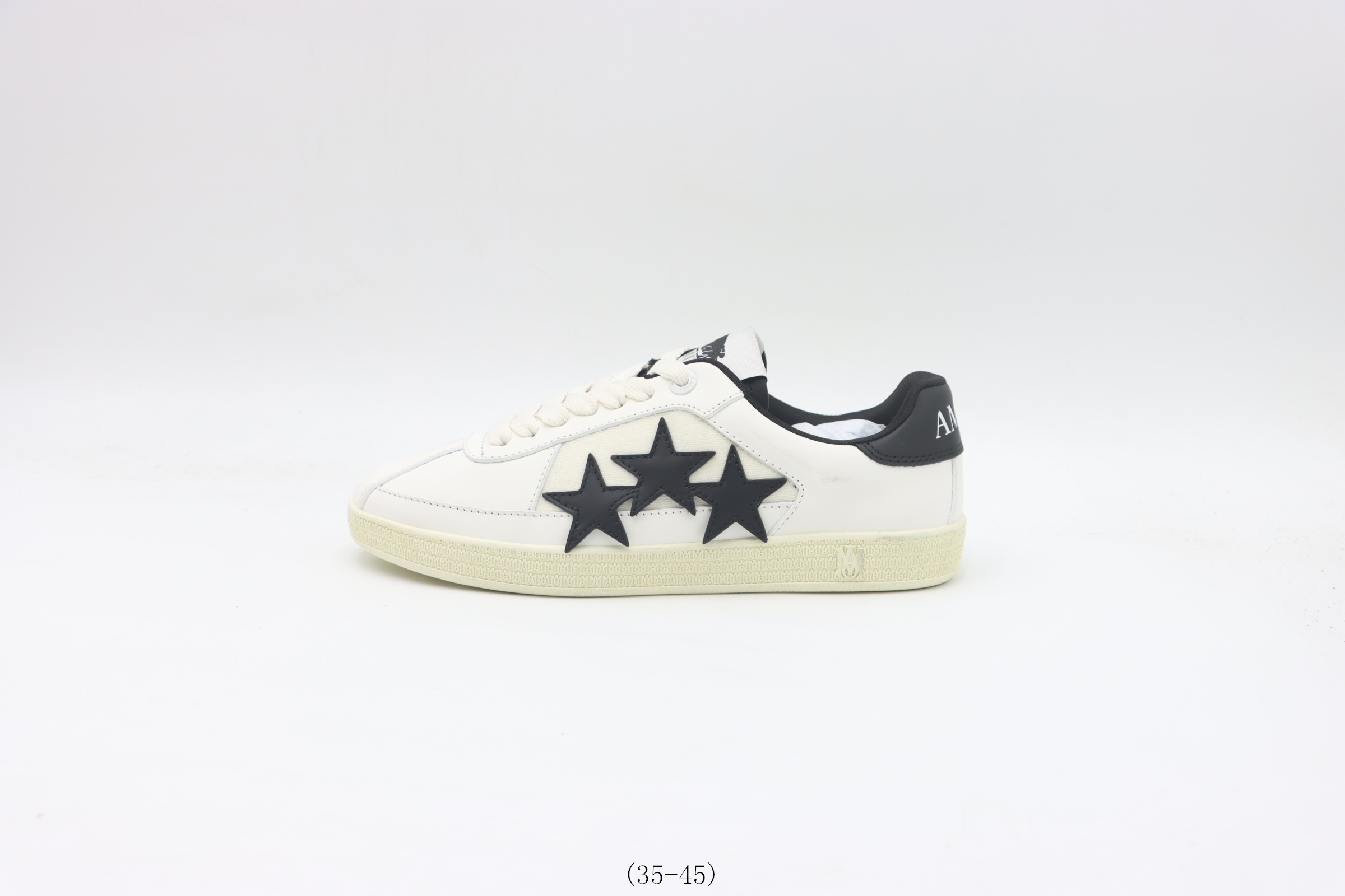 💰400
【广东版  AMIRI系列】AMIRI埃米尔休闲板鞋       白黑
货号：尺码：35 36 37 38 39 40 41 42 43 44 45 
❗❗❗
AMIRI埃米尔 Pacifc Bones 绒面革 圆头系带 低帮 板鞋 
选用优质材料 精细制作 经典设计 展现优雅气质 舒适脚感 适合各种场合此款拥有舒适的鞋面 具有很好的延展性后跟采用柔软材质能够舒适贴合脚踝穿着轻松 让您在平时生活中有舒适和轻松的体验