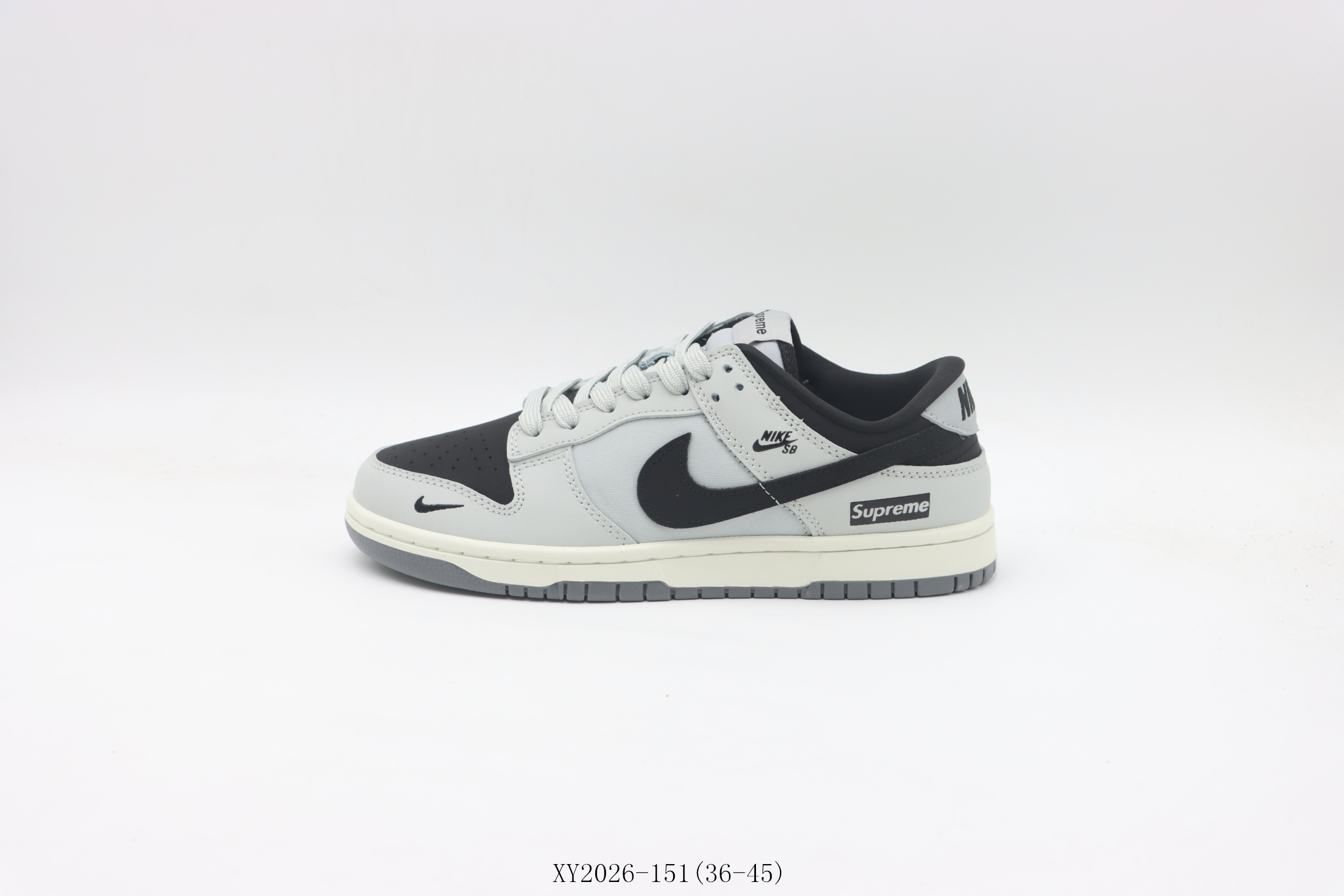 💰240
 【公司级   SB板鞋系列】耐克/NIKE 耐克SB低帮板鞋           灰白sup
货号：XY2026-151尺码 ：36 36.5 37.5 38 38.5 39 40 40.5 41 42 42.5 43 44 45
 ❗️❗️❗️
耐克 Nike SB Dunk Low Bucks 系列复古低帮休闲运动滑板板鞋。采用脚感柔软舒适ZoomAir气垫，有效吸收滑板等极限运动在落地时带来的冲击力，为街头运动者们提供更好的保护