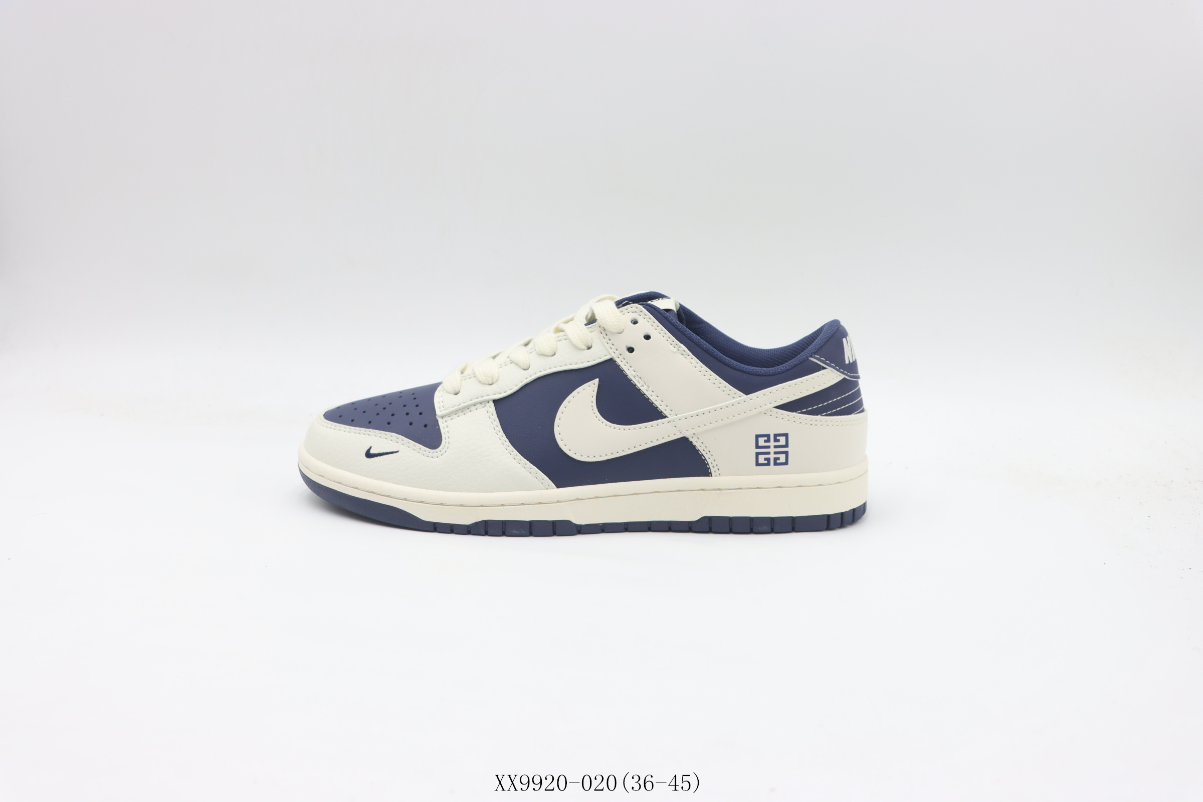 【公司级 SB板鞋系列】耐克/NIKE 耐克SB低帮板鞋 白蓝纪梵希 货号:XX9920-020 ❗️❗️❗️ 耐克 Nike SB Dunk Low Bucks 系列复古低帮休闲运动滑板板鞋.采用脚感柔软舒适ZoomAir气垫,有效吸收滑板等极限运动在落地时带来的冲击力,为街头运动者们提供更好的保护