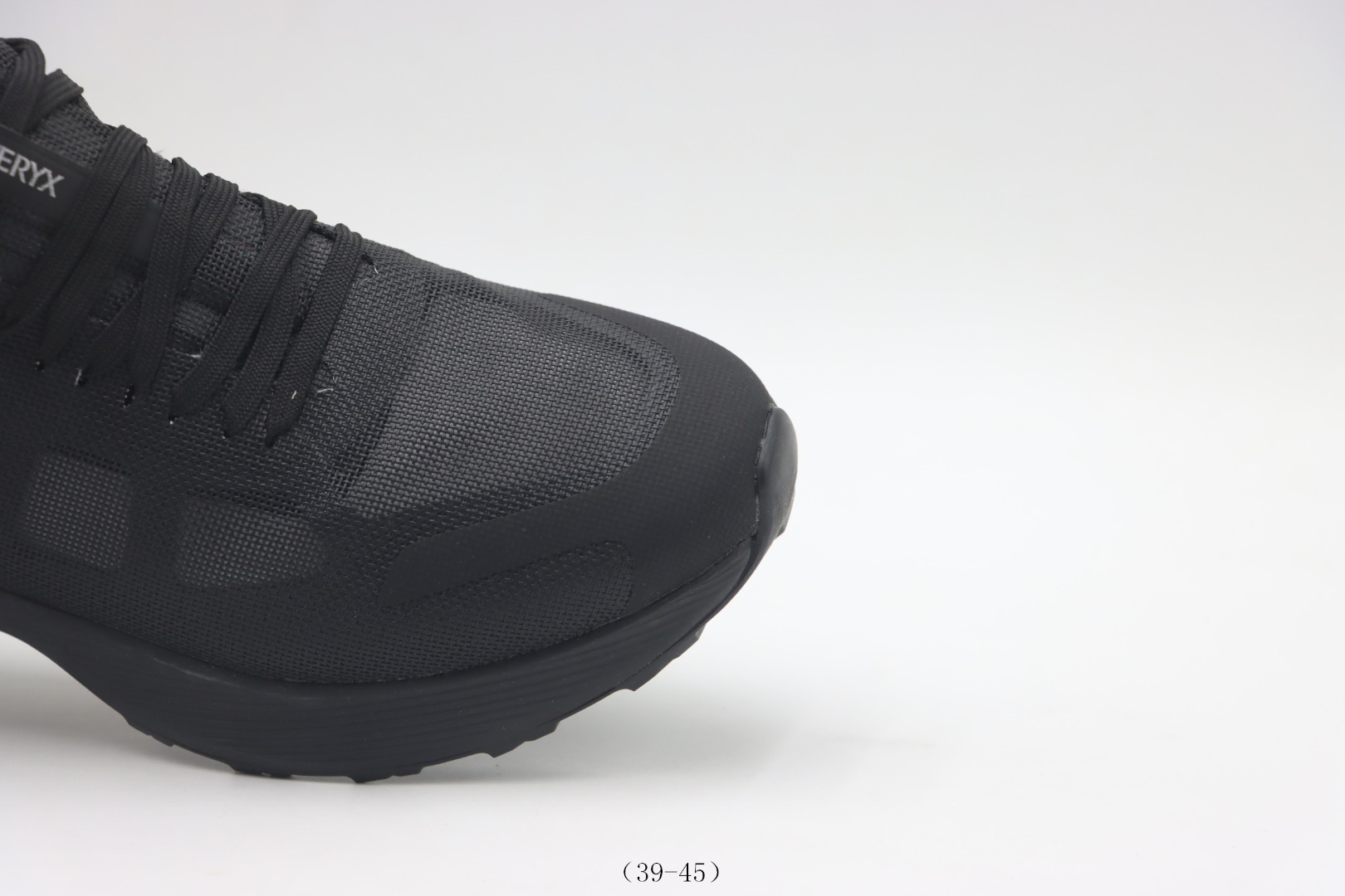 💰260
【公司级    跑步鞋系列 】  始祖鸟跑步鞋      黑色
货号：-尺码： 39 40 41 42 43 44 45
 ❗❗❗
 始祖鸟norvanld3gore-tex 覆盖防水男子越野跑鞋 官方同步上架适合技术路线单日徒步穿着 aeriosflgtx鞋受到长途野外跑步鞋的启发 适合在变化的地形上进行快速轻快的徒步旅行穿着，舒适而有支撑性，使您充满信心