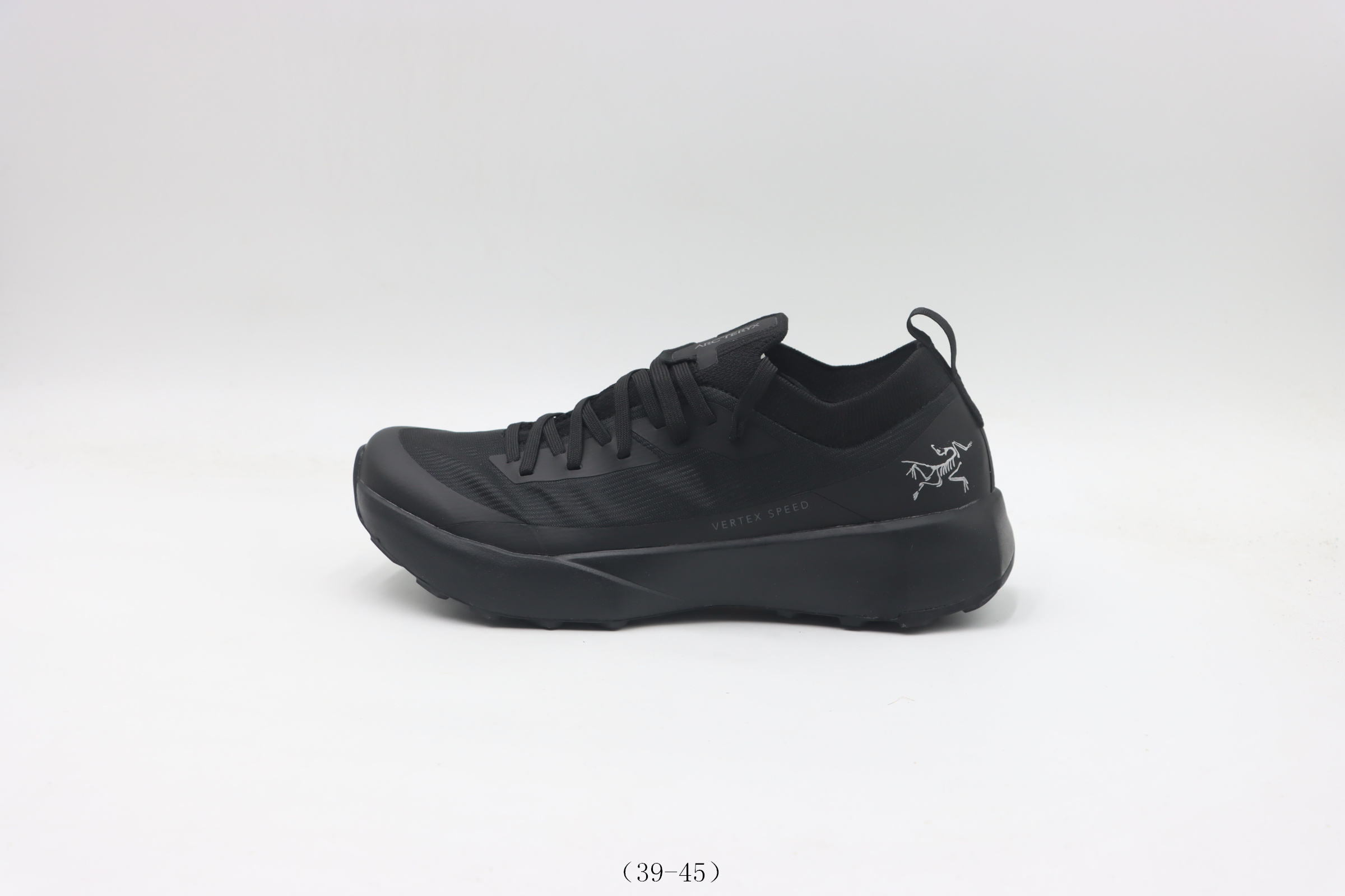 💰280
【公司级    跑步鞋系列 】  始祖鸟跑步鞋       黑色
货号：-尺码： 39 40 41 42 43 44 45
 ❗❗❗
 始祖鸟norvanld3gore-tex 覆盖防水男子越野跑鞋 官方同步上架适合技术路线单日徒步穿着 aeriosflgtx鞋受到长途野外跑步鞋的启发 适合在变化的地形上进行快速轻快的徒步旅行穿着，舒适而有支撑性，使您充满信心