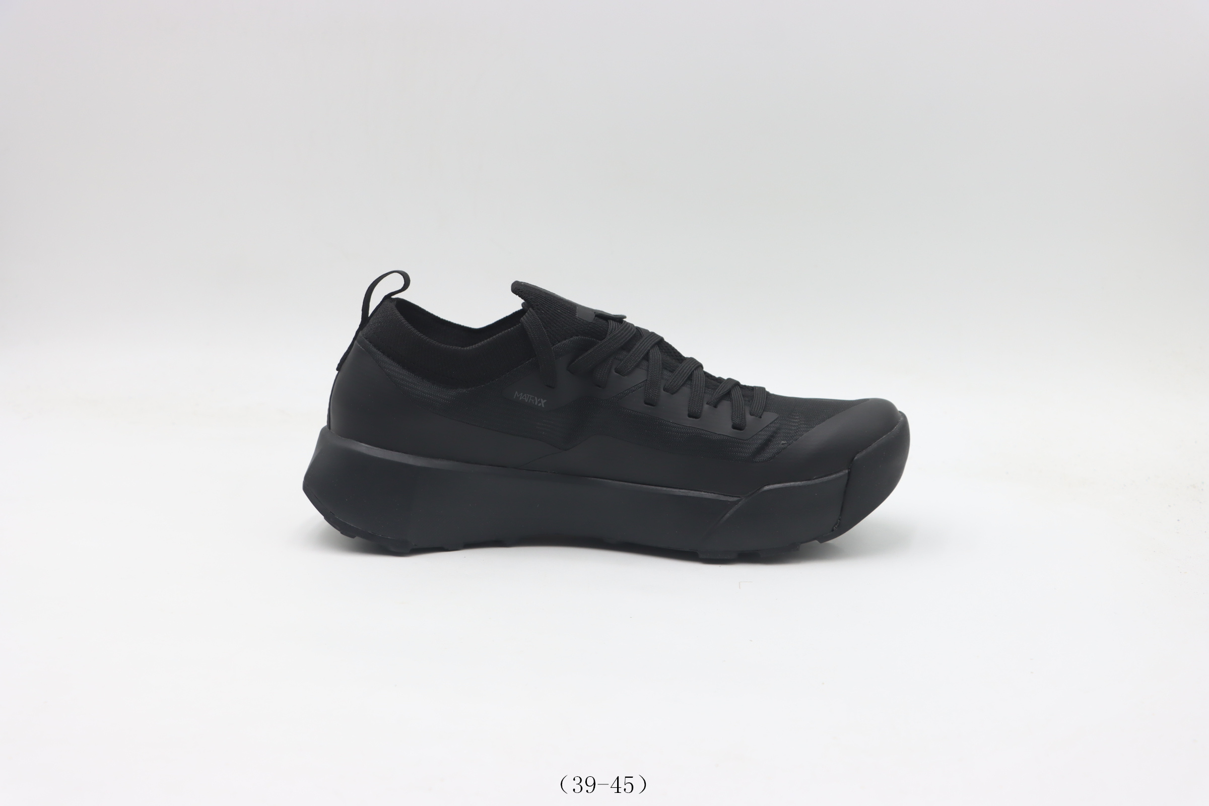 💰280
【公司级    跑步鞋系列 】  始祖鸟跑步鞋       黑色
货号：-尺码： 39 40 41 42 43 44 45
 ❗❗❗
 始祖鸟norvanld3gore-tex 覆盖防水男子越野跑鞋 官方同步上架适合技术路线单日徒步穿着 aeriosflgtx鞋受到长途野外跑步鞋的启发 适合在变化的地形上进行快速轻快的徒步旅行穿着，舒适而有支撑性，使您充满信心