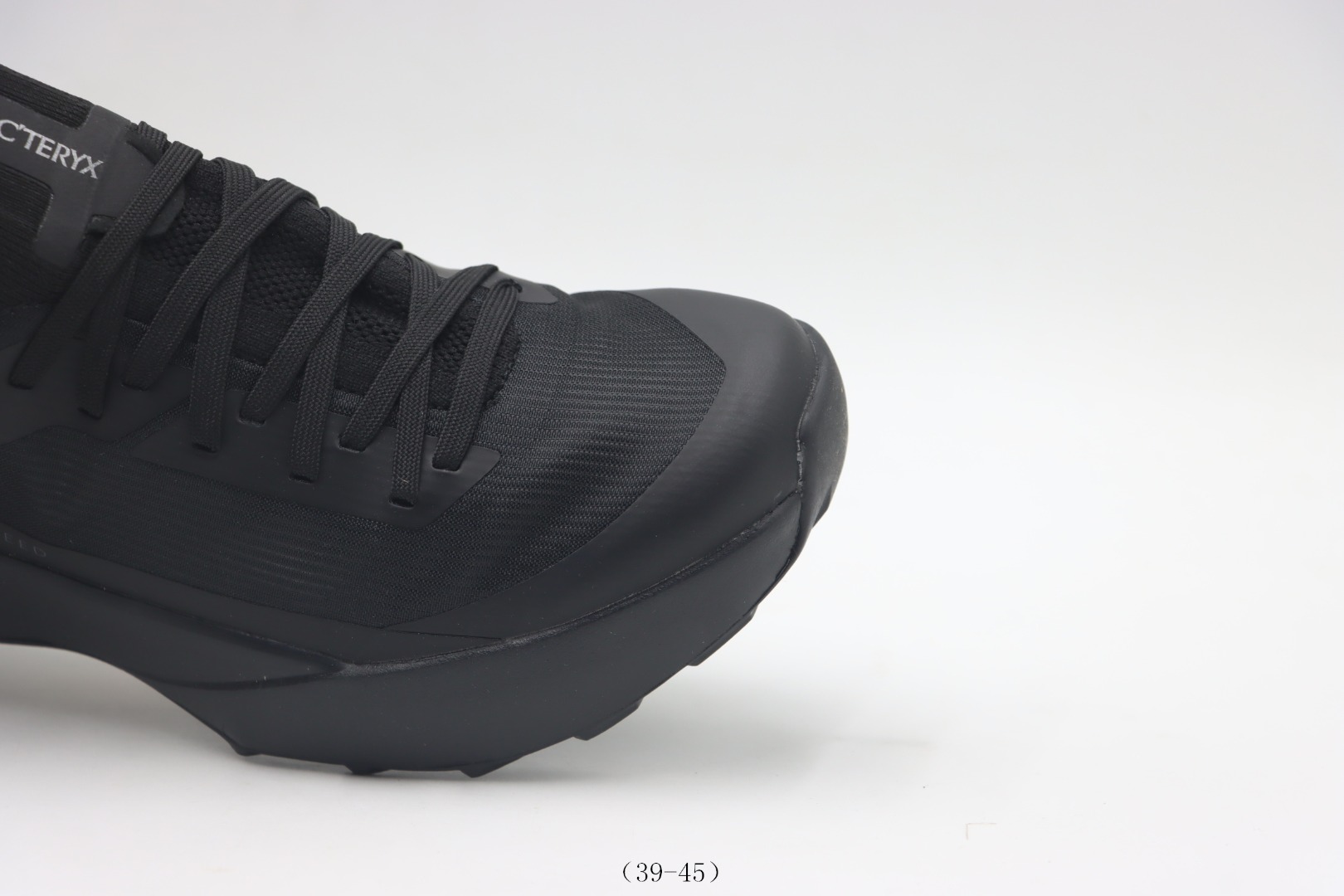 💰280
【公司级    跑步鞋系列 】  始祖鸟跑步鞋       黑色
货号：-尺码： 39 40 41 42 43 44 45
 ❗❗❗
 始祖鸟norvanld3gore-tex 覆盖防水男子越野跑鞋 官方同步上架适合技术路线单日徒步穿着 aeriosflgtx鞋受到长途野外跑步鞋的启发 适合在变化的地形上进行快速轻快的徒步旅行穿着，舒适而有支撑性，使您充满信心