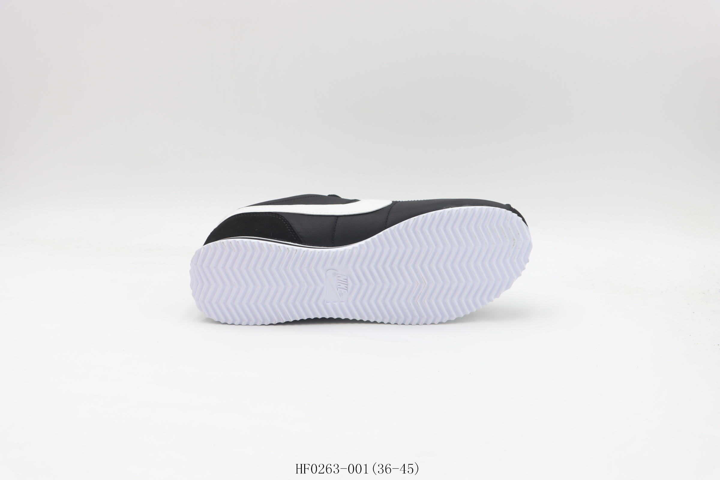 💰100
【真标   阿甘跑步鞋系列】耐克/NIKE  耐克阿甘跑鞋      黑白
货号：HF0263-001尺码：36 36.5 37.5 38 38.5 39 40 40.5 41 42 42.5  43 44  44.5 45
❗️❗️❗️
耐克Nike Classic Cortez 全新配色 经典轻便舒适男子阿甘鞋休闲跑步鞋运动鞋，纯粹而执着的精神，使得Cortez种在了一代人的心里，无论是否喜欢它复古的鞋型，一双Nike Classic Cortez总是能让人难以抗拒，将他摆在鞋柜