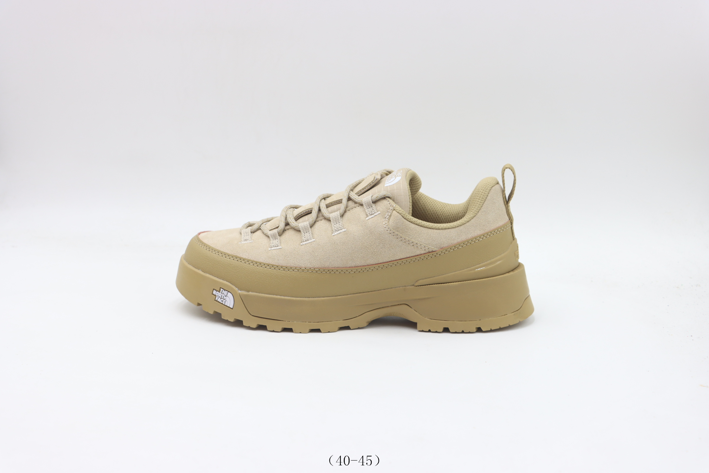 💰200
【公司级     北面系列】北面THE NORTH FACE板鞋         卡其
货号：-尺码40 40.5 41 42 42.5 43 44 45
❗️❗️❗️
北面THE NORTH FACE GLENCLYFFE圆头系带耐磨低帮跑步鞋 男款，简约大方的造型设计，给人以随性休闲的时尚格调，穿着舒适轻便，运动灵活自如，满足日常个性穿搭。
作为全球户外运动领导品牌，The North Face以经过专业运动员测试、适应各类户外需求的产品助力探索者不断超越自 激发人类潜能。 The North Face象征着众多山脉中更冷、更值得挑战的北坡。 中文名字取为「北面」，象征着不畏惧的户外探索精神 The North Face采用全新的宣传标语「Never Stop Exploring探索永不停止」，体现品牌的探索精神，成为品牌的座右铭。