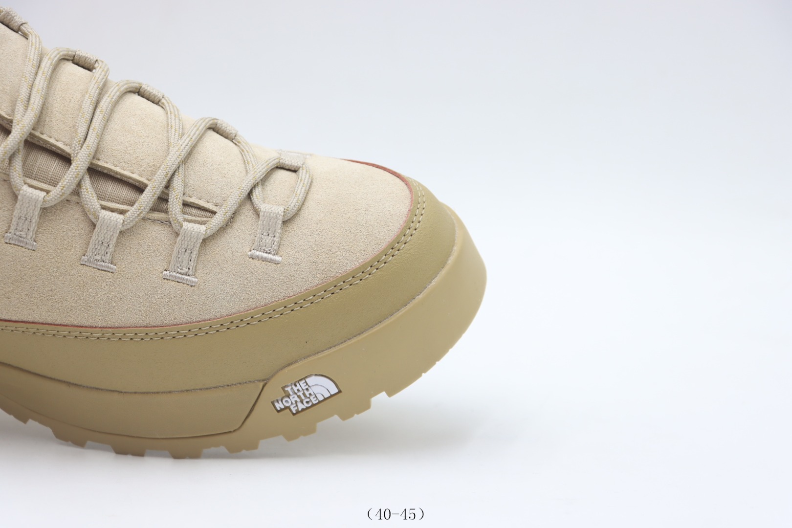 💰200
【公司级     北面系列】北面THE NORTH FACE板鞋         卡其
货号：-尺码40 40.5 41 42 42.5 43 44 45
❗️❗️❗️
北面THE NORTH FACE GLENCLYFFE圆头系带耐磨低帮跑步鞋 男款，简约大方的造型设计，给人以随性休闲的时尚格调，穿着舒适轻便，运动灵活自如，满足日常个性穿搭。
作为全球户外运动领导品牌，The North Face以经过专业运动员测试、适应各类户外需求的产品助力探索者不断超越自 激发人类潜能。 The North Face象征着众多山脉中更冷、更值得挑战的北坡。 中文名字取为「北面」，象征着不畏惧的户外探索精神 The North Face采用全新的宣传标语「Never Stop Exploring探索永不停止」，体现品牌的探索精神，成为品牌的座右铭。
