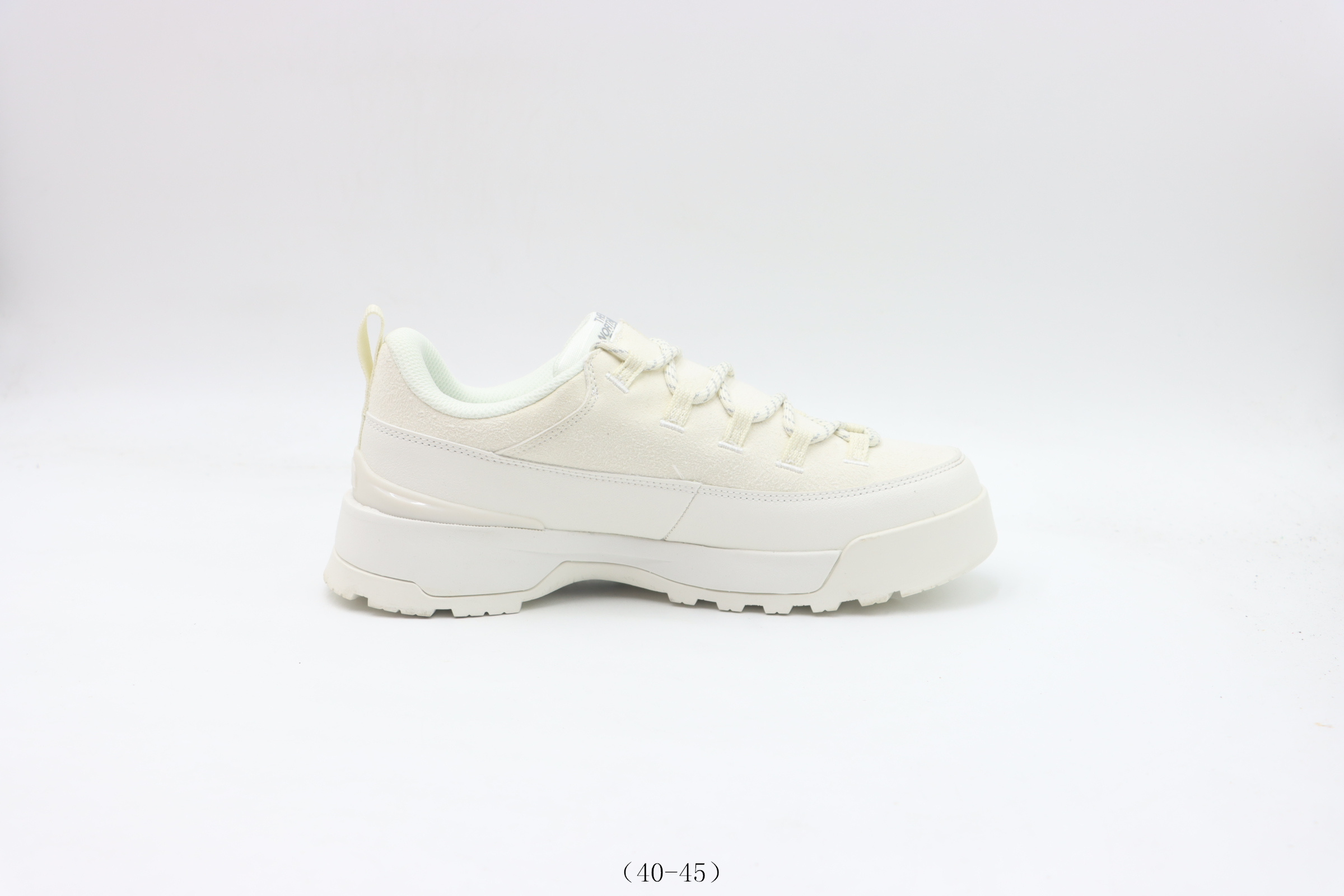 💰200
【公司级     北面系列】北面THE NORTH FACE板鞋           白色
货号：-尺码40 40.5 41 42 42.5 43 44 45
❗️❗️❗️
北面THE NORTH FACE GLENCLYFFE圆头系带耐磨低帮跑步鞋 男款，简约大方的造型设计，给人以随性休闲的时尚格调，穿着舒适轻便，运动灵活自如，满足日常个性穿搭。
作为全球户外运动领导品牌，The North Face以经过专业运动员测试、适应各类户外需求的产品助力探索者不断超越自 激发人类潜能。 The North Face象征着众多山脉中更冷、更值得挑战的北坡。 中文名字取为「北面」，象征着不畏惧的户外探索精神 The North Face采用全新的宣传标语「Never Stop Exploring探索永不停止」，体现品牌的探索精神，成为品牌的座右铭。