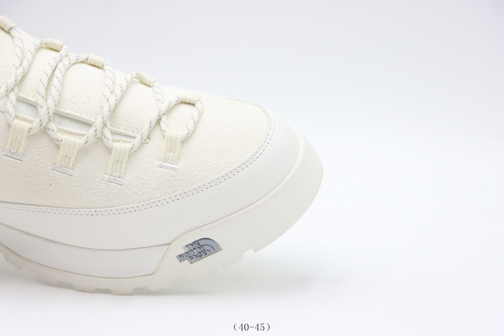 💰200
【公司级     北面系列】北面THE NORTH FACE板鞋           白色
货号：-尺码40 40.5 41 42 42.5 43 44 45
❗️❗️❗️
北面THE NORTH FACE GLENCLYFFE圆头系带耐磨低帮跑步鞋 男款，简约大方的造型设计，给人以随性休闲的时尚格调，穿着舒适轻便，运动灵活自如，满足日常个性穿搭。
作为全球户外运动领导品牌，The North Face以经过专业运动员测试、适应各类户外需求的产品助力探索者不断超越自 激发人类潜能。 The North Face象征着众多山脉中更冷、更值得挑战的北坡。 中文名字取为「北面」，象征着不畏惧的户外探索精神 The North Face采用全新的宣传标语「Never Stop Exploring探索永不停止」，体现品牌的探索精神，成为品牌的座右铭。