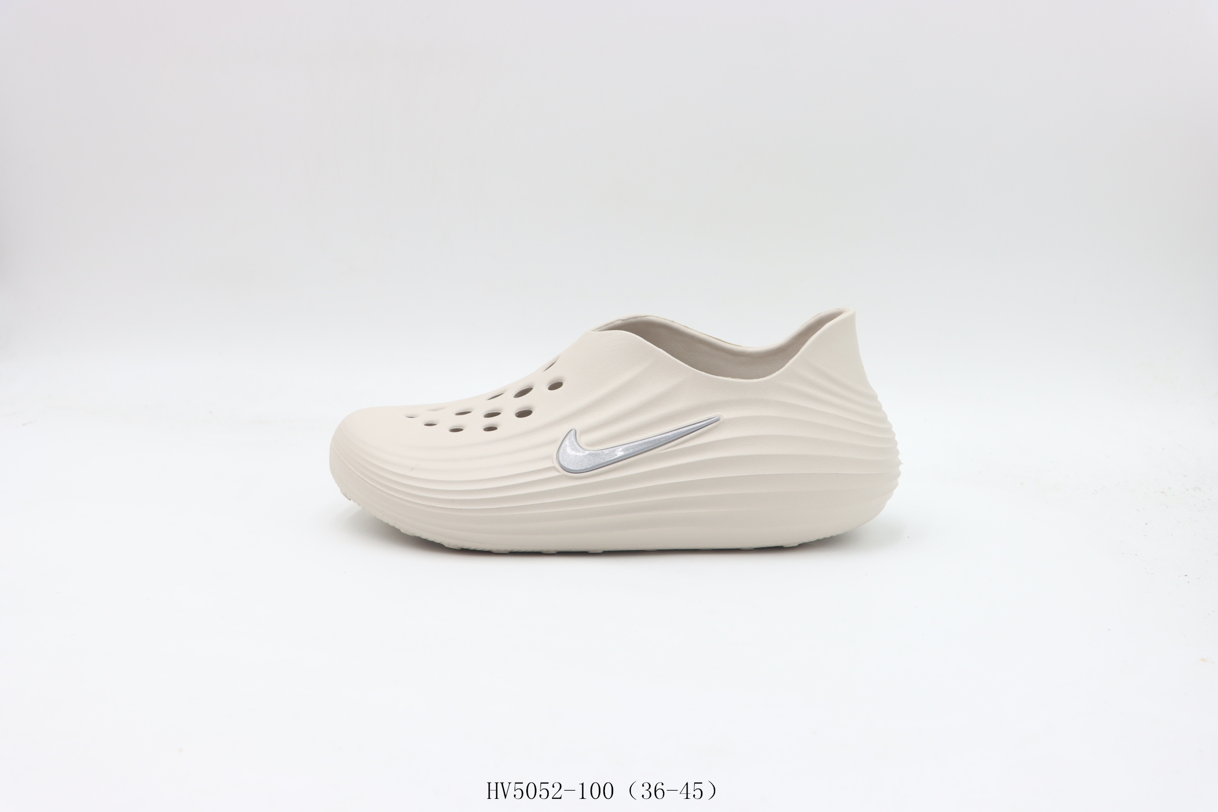 【真标 拖鞋系列】耐克/NIKE 耐克拖鞋 米色 货号:HV5020-100 ❗❗❗ 耐克(NIKE)ReactX Rejuven8 沙滩鞋 柔软回弹耐磨透气凉拖鞋 包头凉鞋25夏季新款轻便透气洞洞鞋外穿休闲鞋采用质感柔软且出众回弹的 ReactX 泡绵,缔造非凡舒适的日常穿着体验,助你保持活力.ReactX 泡绵为双足营造柔软出众、回弹缓震的舒适感受橡胶外底,提供可驾驭湿滑地面的强劲抓地力,前足匠心设计,适合不同足形,鞋面透气孔设计,营造出色透气性