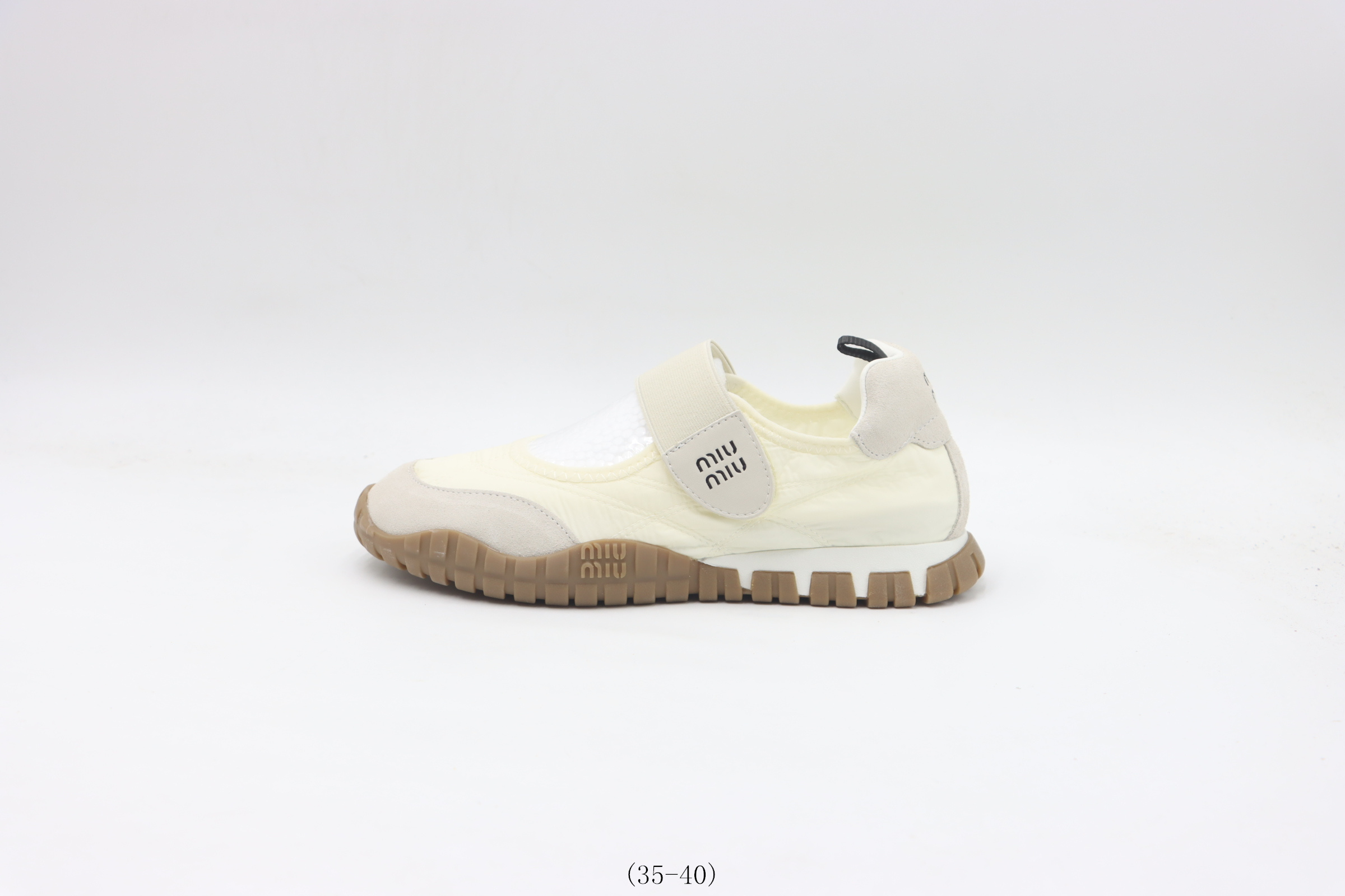 💰260
 【公司级   miumiu系列】miumiu低帮 休闲鞋      白色
 货号：-尺码：35 36 37 38 39 40 
 ❗️❗️❗️
miumiu/缪缪女鞋2025新款春夏季走秀款休闲运动鞋单鞋