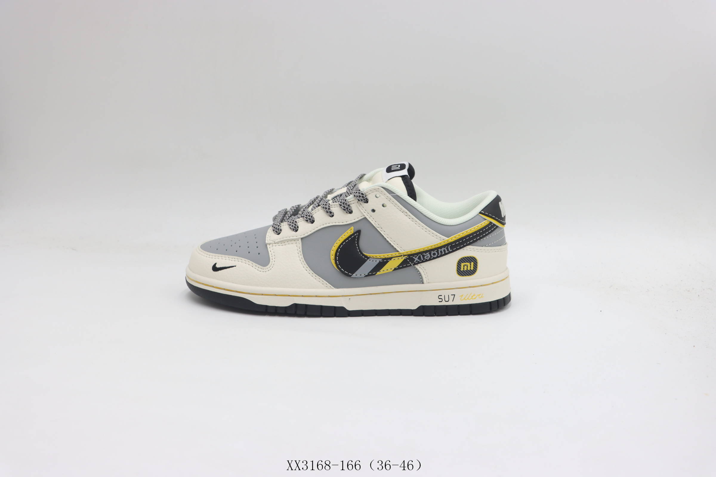 💰180
 【真标  SB板鞋系列】耐克/NIKE 耐克SB低帮板鞋       小米su7
货号：XX3168-166尺码 ：36 36.5 37.5 38 38.5 39 40 40.5 41 42 42.5 43 44 45 46
 ❗️❗️❗️
耐克 Nike SB Dunk Low Bucks 系列复古低帮休闲运动滑板板鞋。采用脚感柔软舒适ZoomAir气垫，有效吸收滑板等极限运动在落地时带来的冲击力，为街头运动者们提供更好的保护