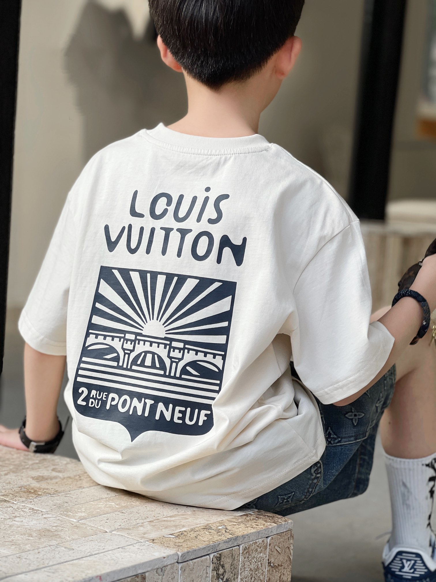 模特图Louis Vuitton 菲董首秀款，爱与阳光为主题，将VirgilAbloh遗留的Easy-fit剪裁作为单品打造的核心，印花图案装饰设计，简单又不平凡的魅力，对于T恤控来说，一定不要错过这款！