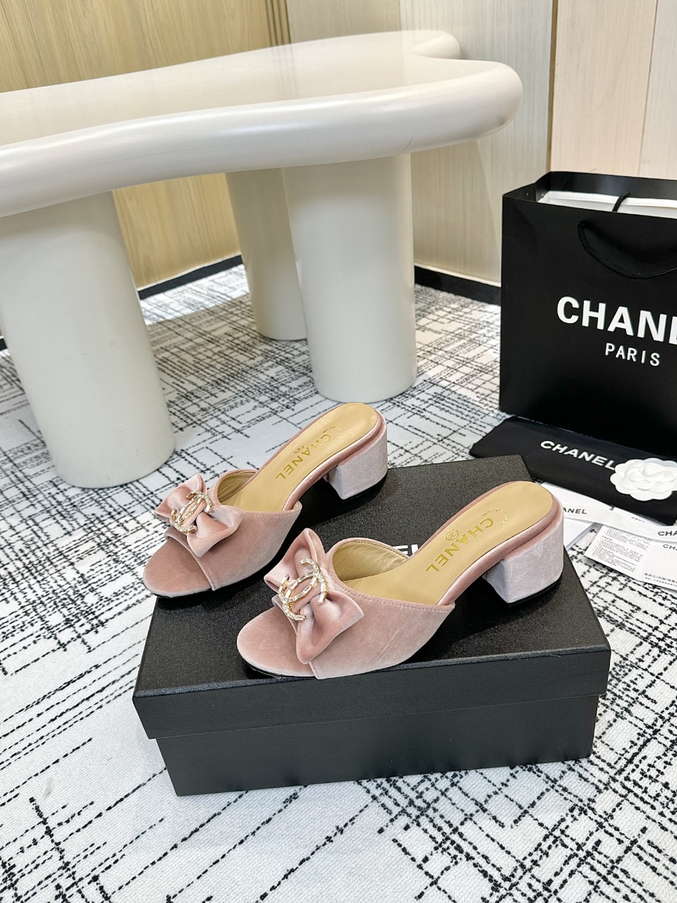 NO:166422,Top version Chanel Chanel - 2025 spring model, top bow rhinestone slippers for counter, sandals, this classic design; the extraordinary rhinestone bow is filled with a variety of color matching elements... Diversified mix and match are very beautiful and versatile, very light on the feet, comfortable, super delicate and elegant, can take care of the outdoors... Go material The upper is made of original imported sheepskin The inner is made of original sheepskin inner, outsole based on original Italian leather outsole The counter is made of high-quality packaging for women 35–40 (customized for 41) 7 colors available, slippers, chanel, chanel, sandals, slippers, sheepskin, Leather soles19860909顶级版本 Chanel香奈儿——2025春款 专柜顶级蝴蝶结水钻拖鞋 凉鞋 这款经典设计；不平凡的水钻蝴蝶结拥入了多种配色元素…… 多元化混搭非常好看百搭,上脚非常轻巧 舒适超级秀气优雅的一款户外都能兼顾…… Go 材料 鞋面采用 原版进口羊皮 内里采用 原版羊皮内里 大底根据 原版意大利真皮大底 专柜精品包装全套女35–40（41定做） 7色可选,拖鞋,chanel,chanel,sandals,slippers,sheepskin,Leather soles,Women's Shoes