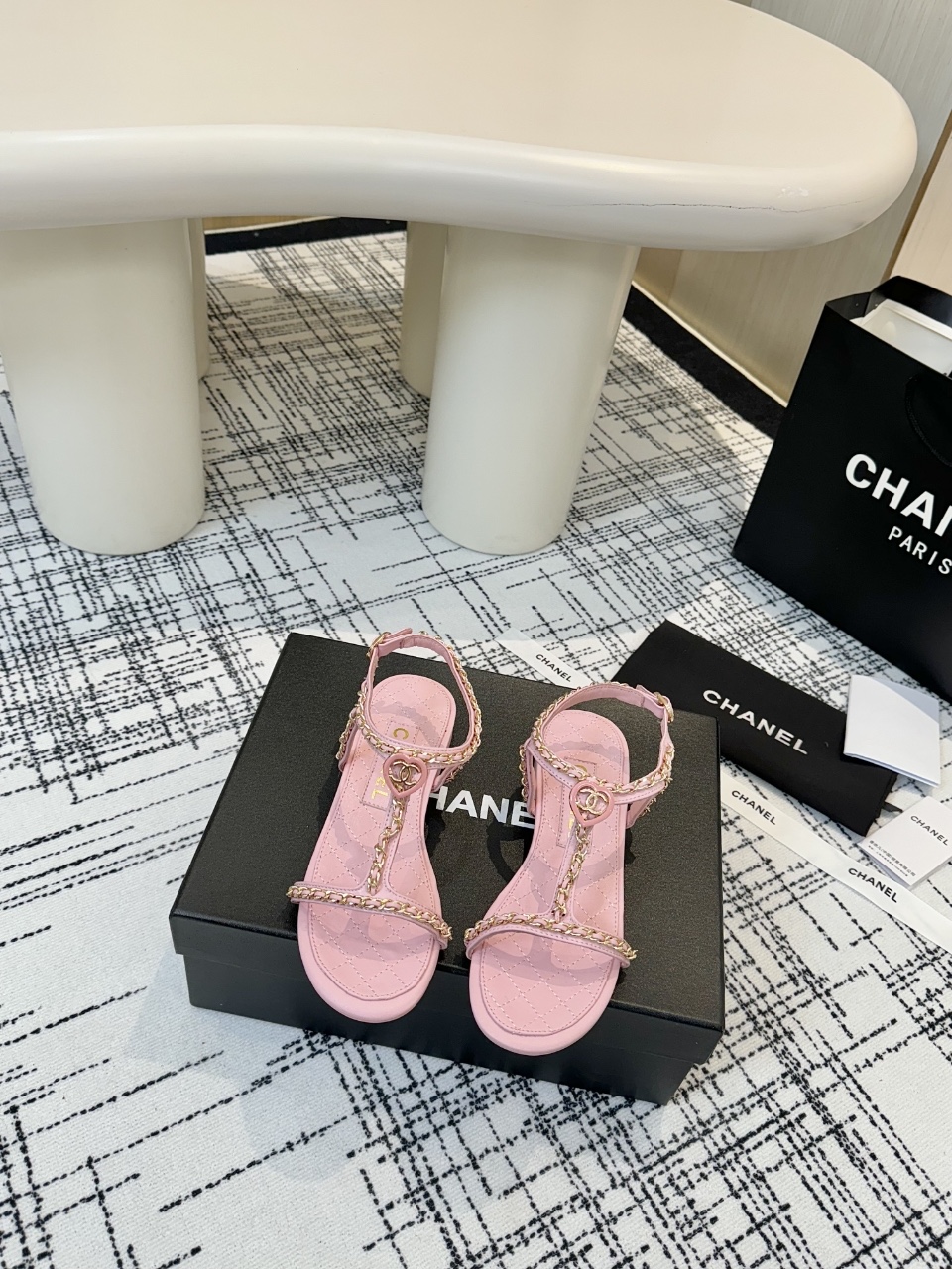 NO:231950,Top version Chanel Chanel - 2025 spring model, top chain love sandals for counter This classic design; extraordinary love embraces a variety of color matching elements... Diversified mix and match are very beautiful and versatile, very light on the feet, comfortable, super delicate and elegant, can take care of the outdoors... Go material The upper is made of original imported sheepskin The inner is made of original sheepskin inner, outsole based on original Italian leather outsole The counter is made of full set of women's 35–40 (customized for 41) Four colors are available (black, white, pink, apricot), sandals, chanel, chanel, sandals, sheepskin, Leather soles19860909顶级版本 Chanel香奈儿——2025春款 专柜顶级链条爱凉鞋 这款经典设计；不平凡的爱拥入了多种配色元素…… 多元化混搭非常好看百搭,上脚非常轻巧 舒适超级秀气优雅的一款户外都能兼顾…… Go 材料 鞋面采用 原版进口羊皮 内里采用 原版羊皮内里 大底根据 原版意大利真皮大底 专柜精品包装全套女35–40（41定做） 四色可选（黑色 白色 粉色 杏色）,凉鞋,chanel,chanel,sandals,sheepskin,Leather soles,Women's Shoes