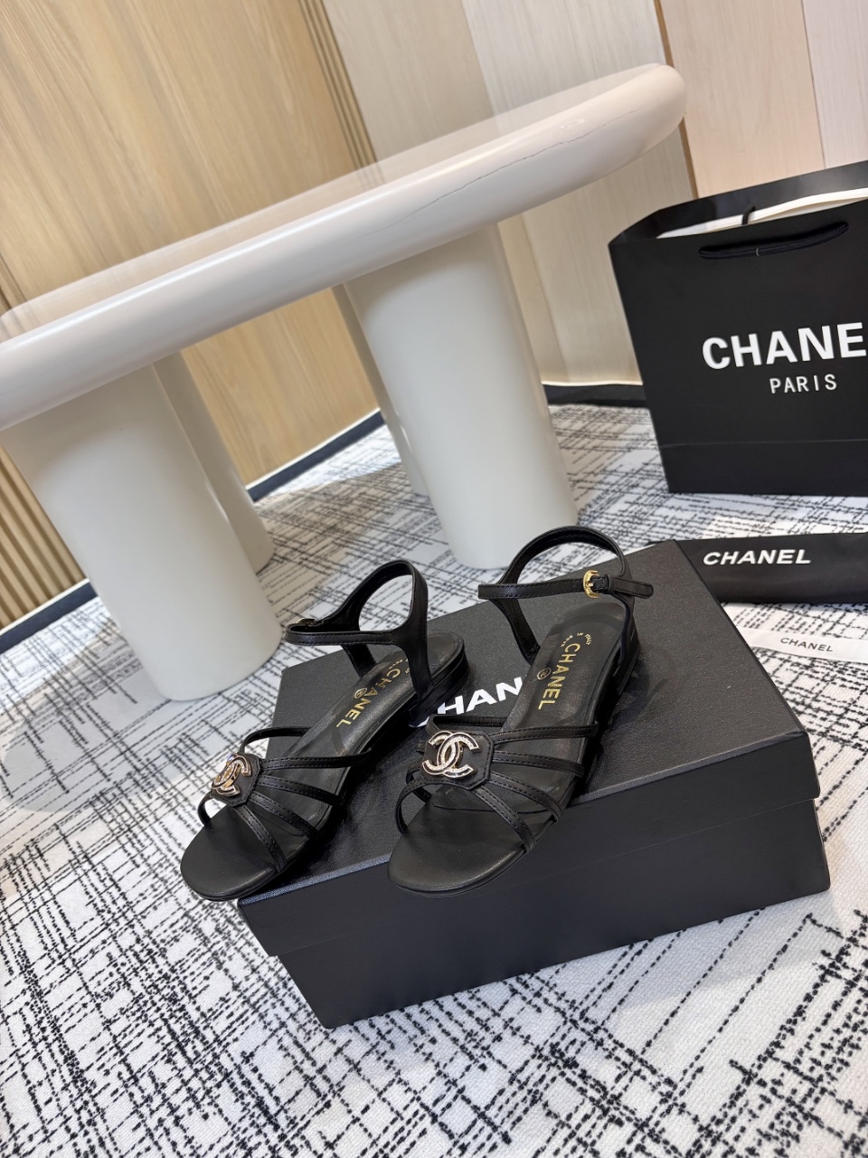 NO:231953,Top version Chanel Chanel - 2025 spring model, top double C sandals for counter This classic design; the extraordinary double C is built with a variety of color matching elements... The diversified mix and match is very beautiful and versatile, and the foot is very light. Comfortable and super delicate and elegant can be taken into consideration at the outdoors... Go material The upper is made of original imported sheepskin. The inner is made of original sheepskin inner. The sole is based on original Italian leather outsole. The counter is made of high-quality packaging for women 35–40 (customized for 41). Four colors are available (black, white, pink, apricot), sandals, chanel, chanel, sandals, sheepskin, Leather soles19860909顶级版本 Chanel香奈儿——2025春款 专柜顶级双C凉鞋 这款经典设计；不平凡的双C拥入了多种配色元素…… 多元化混搭非常好看百搭,上脚非常轻巧 舒适超级秀气优雅的一款户外都能兼顾…… Go 材料 鞋面采用 原版进口羊皮 内里采用 原版羊皮内里 大底根据 原版意大利真皮大底 专柜精品包装全套女35–40（41定做） 四色可选（黑色 白色 粉色 杏色）,凉鞋,chanel,chanel,sandals,sheepskin,Leather soles,Women's Shoes