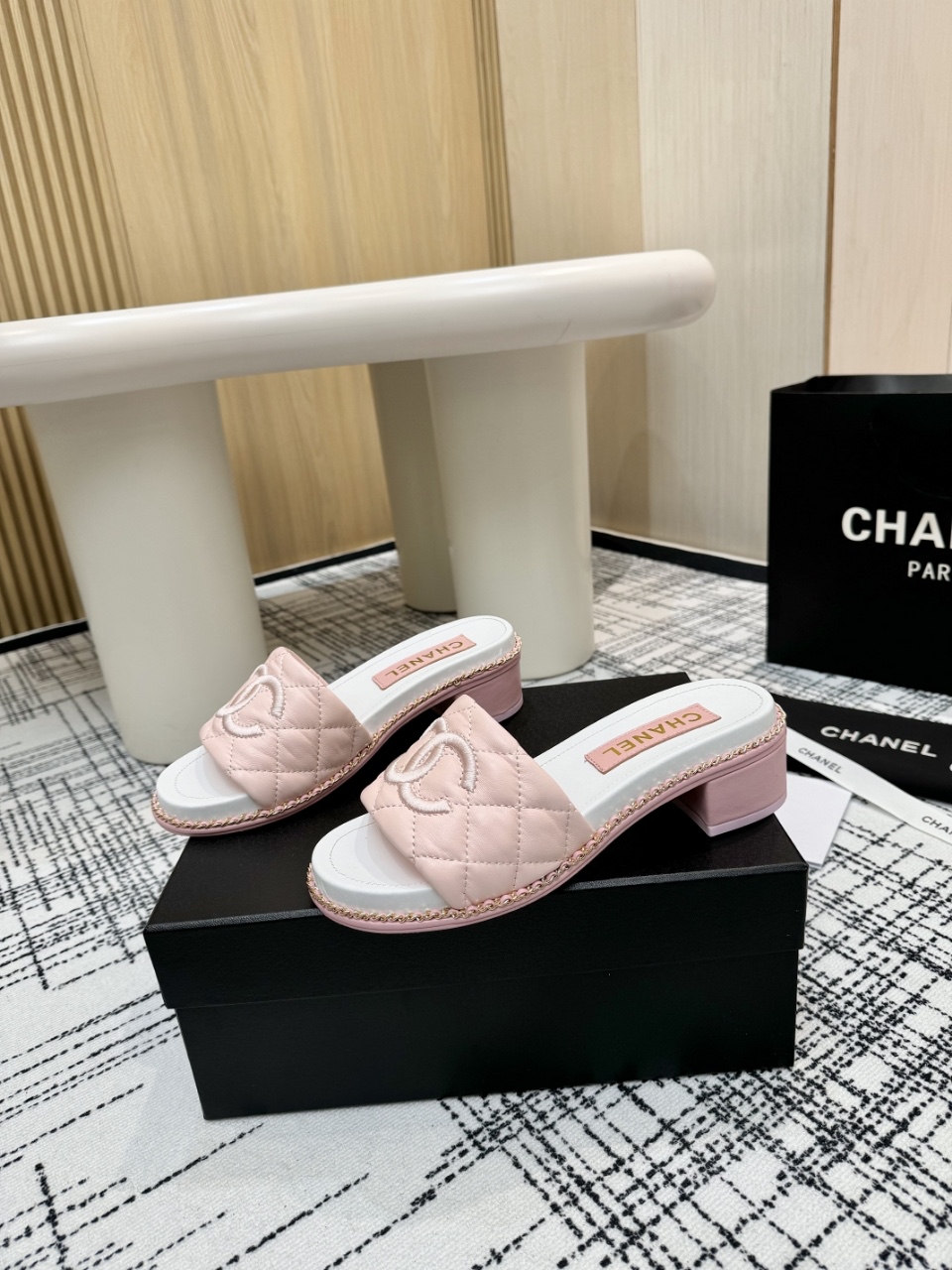 NO:240569,Top version Chanel Xiang Grandma 2025 spring model, top double C sandals for counter This classic design; the extraordinary double C is built with a variety of color matching elements... Diversified mix and match are very beautiful and versatile, very light on the feet, comfortable, super delicate and elegant, can take care of the outdoors... Go material The upper is made of original imported sheepskin The inner is made of original sheepskin inner, outsole based on original Italian leather outsole The counter is made of high-quality packaging for women 35–40 (customized for 41) 3 colors available (black, white, pink), slippers, chanel, sandals, slippers, sheepskin, Leather soles19860909顶级版本Chanel香奶奶2025春款 专柜顶级双C凉鞋 这款经典设计；不平凡的双C拥入了多种配色元素…… 多元化混搭非常好看百搭,上脚非常轻巧 舒适超级秀气优雅的一款户外都能兼顾…… Go 材料 鞋面采用 原版进口羊皮 内里采用 原版羊皮内里 大底根据 原版意大利真皮大底 专柜精品包装全套女35–40（41定做） 3色可选（黑色 白色 粉色）,拖鞋,chanel,sandals,slippers,sheepskin,Leather soles,Women's Shoes