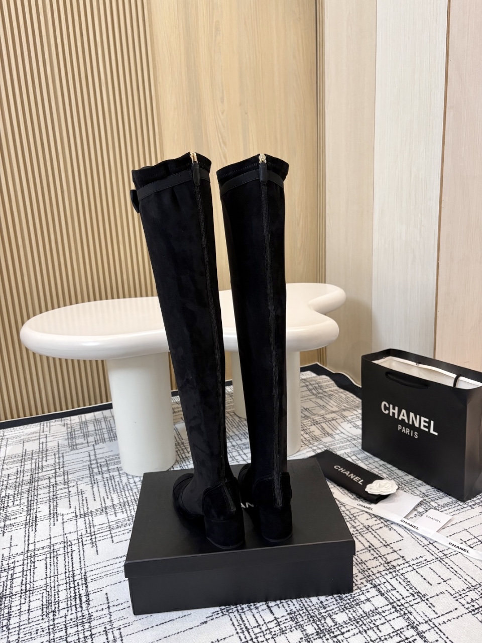 NO:489488,Short, tall CHANEL Chanel small scent classic thick heel zipper boots This pair of boots cleverly combines the brand's iconic elements and breaks the convention with a bold and harmonious color-blocking design. The exquisite double C at the heel is low-key and luxurious, demonstrating the brand's heritage. Whether it is matched with a simple dress, it can be easily controlled and injects high-end and fashionable into the overall look. The fabric is imported sheepskin, and the inner foot pads are all sheepskin. Italian imported leather soles size35-40 (41 customization), boots, chanel, chanel, boots, skirts, sheepskin, Leather soles19860909矮 高 CHANEL香奈儿小香经典粗跟后拉链短靴 这双靴子巧妙融合品牌标志性元素 以大胆而和谐的拼色设计打破常规 鞋跟处精致的双C 低调奢华 彰显品牌底蕴 . 无论是搭配简约连衣裙展现优雅气质 它都能轻松驾驭 为整体造型注入高级时尚感. 面料采用进口羊皮 内里垫脚均为羊皮 意大利进口真皮大底 size35-40（41定制）,靴子,chanel,chanel,boots,skirts,sheepskin,Leather soles,Women's Shoes