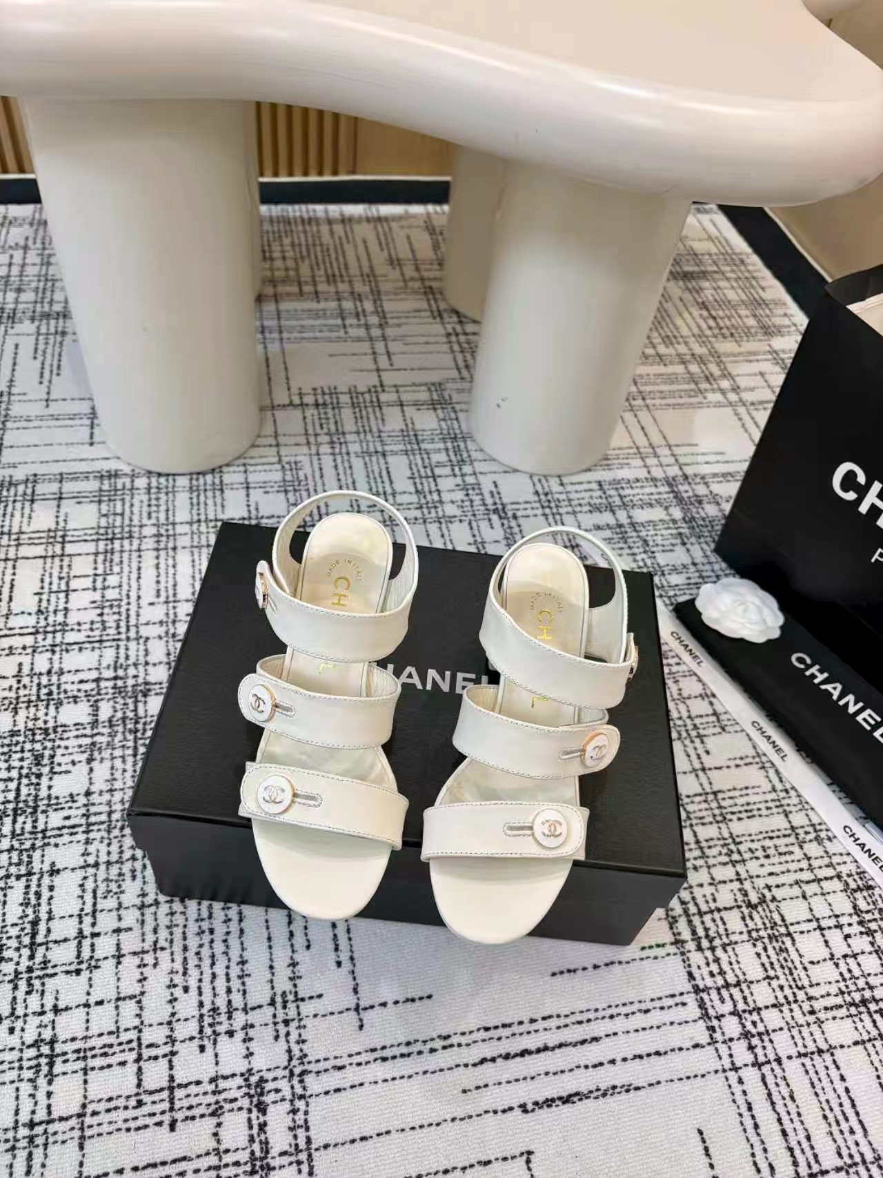 NO:705666,Top version of Chanel Chanel - 2026 spring model. Counter top double C buckle sandals and slippers. This classic design; extraordinary double C electric embroidery process. Very light on the foot. Comfortable, super delicate and elegant. It can be used outdoors... Go material. The upper is made of original imported sheepskin. The lining is made of original sheepskin lining. Heel height 7.5cm. The counter boutique packaging is complete for women 35-40 (customized for 41). Three colors are available (black and white).  apricot), high heels slippers, chanel, chanel, sandals, high heels, slippers, sheepskin19860909顶级版本 Chanel香奈儿——2026春款 专柜顶级双C扣凉鞋 拖鞋 这款经典设计；不平凡的双c 电绣工艺 上脚非常轻巧 舒适超级秀气优雅的一款户外都能兼顾…… Go 材料 鞋面采用 原版进口羊皮 内里采用 原版羊皮内里 跟高 7.5㎝ 专柜精品包装全套女35–40（41定做） 三色可选（黑色 白色 杏色）,高跟鞋拖鞋,chanel,chanel,sandals,high heels,slippers,sheepskin,Women's Shoes