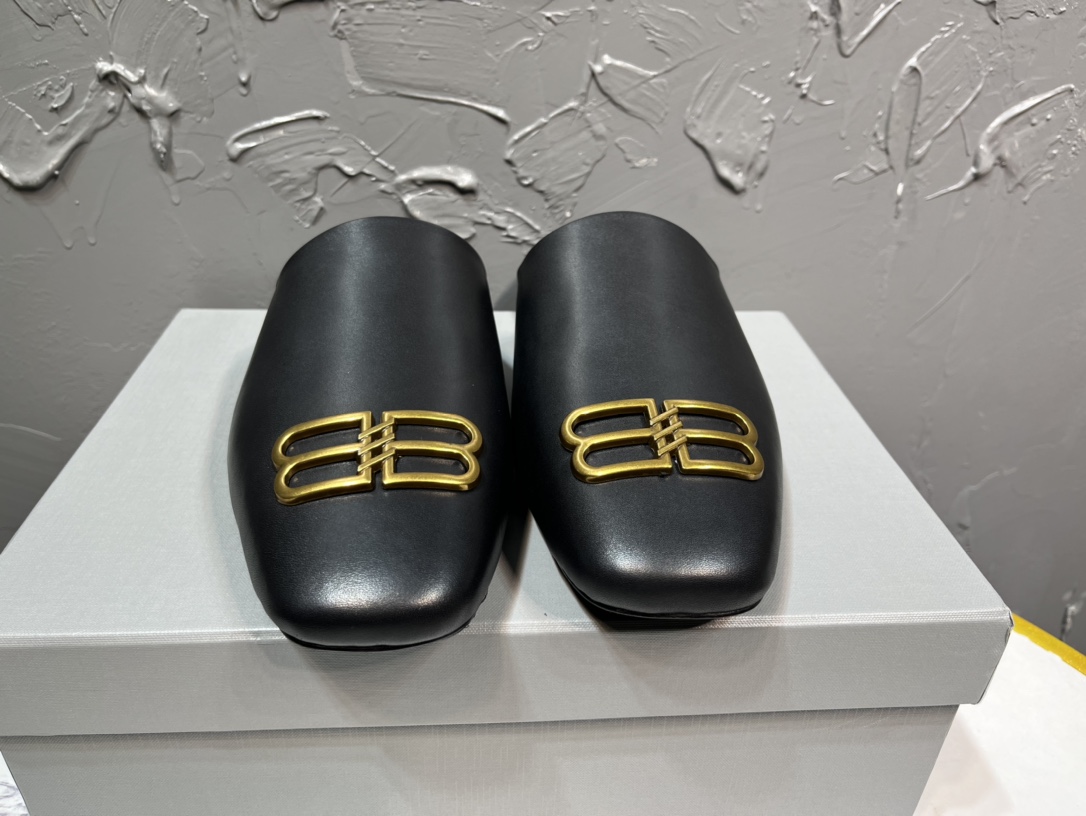 NO:615118,BALENCIAGA's latest top version - High-end boutique slingback mules, genuine leather sole slippers, original one-to-one development, purchasing level - Upper material, top original imported cowhide surface, upper with embossed letter micro-marks - Unique British fashion style - The inner foot pads are all made of top-grade cowhide - Original custom-made exclusive leather outsole -Size  39-46 (38,4546 customized, non-refundable and non-exchangeable), semi-trailers, balenciaga, slippers, cowhide, Leather soles19860909BALENCIAGA最新顶级版本 -高端精品露跟穆勒鞋,真皮底拖鞋、原版一比一开发,代购级别 -鞋面材质,顶级原版进口牛皮面,鞋面浮印字母微标 -独特英伦时尚风 -内里垫脚均用顶级牛皮 -原版订制专属真皮大底 -Size 39-46（38,4546订制不退不换）,半拖,balenciaga,slippers,cowhide,Leather soles,Women's Shoes