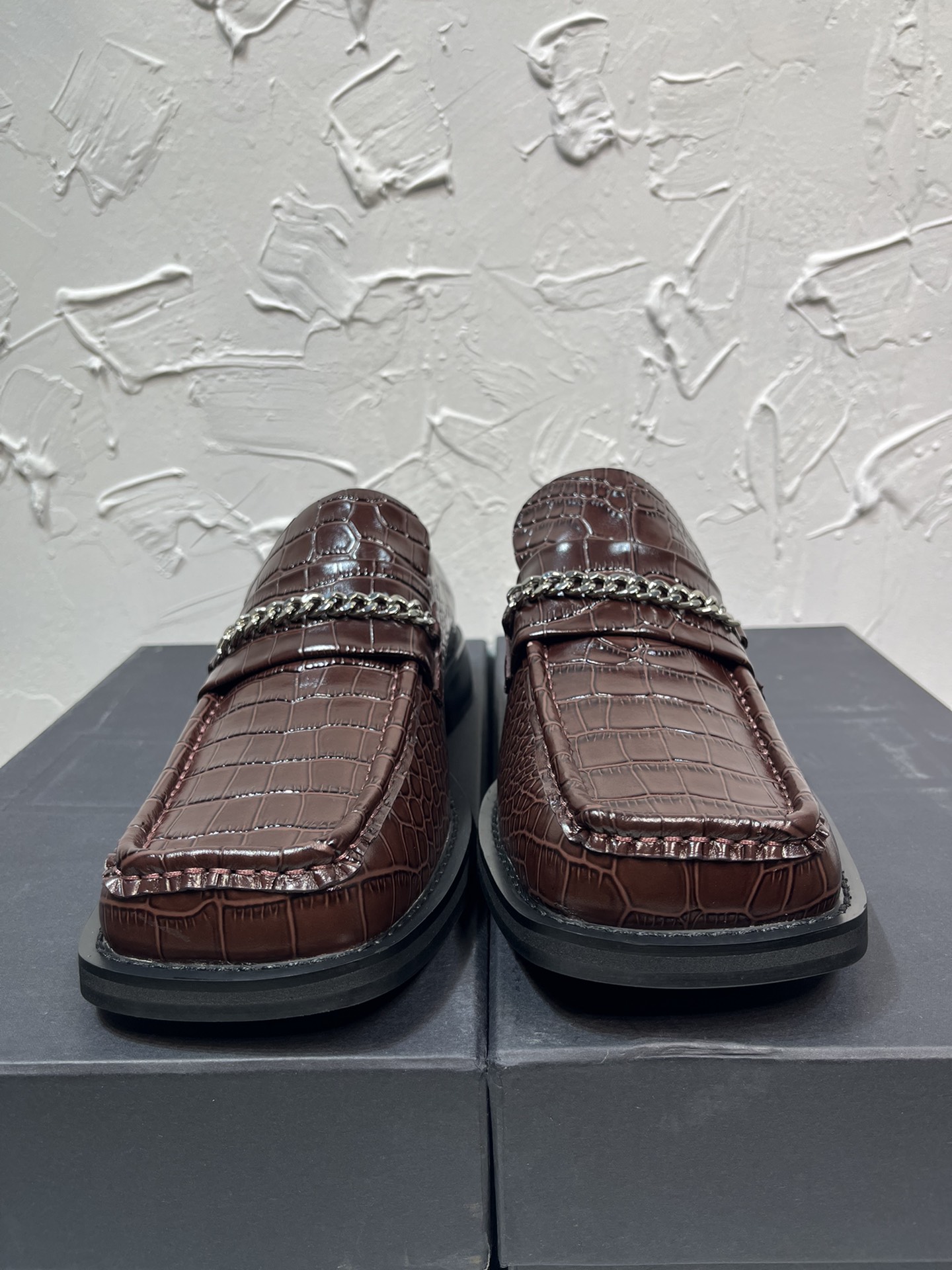 NO:235730,The latest square-toe lovefer derby shoes for niche Martine Rose ss25, purchased the original one-to-one development, the sole one-to-one opening mold, the unique chain design style buckle, the popular large square-to-neck bead calfskin derby upper cowhide cowhide original packaging box size 39-46, leather shoes, loafers, cowhide19860909小众Martine Rose ss25最新款方头乐福德比鞋,购入原版一比一开发,大底一比一开模,独特的链条设计风格饰扣,流行的大方头开边珠小牛皮德比鞋面牛皮 里牛皮 原版包装盒39-46码,皮鞋,loafers,cowhide,Women's Shoes