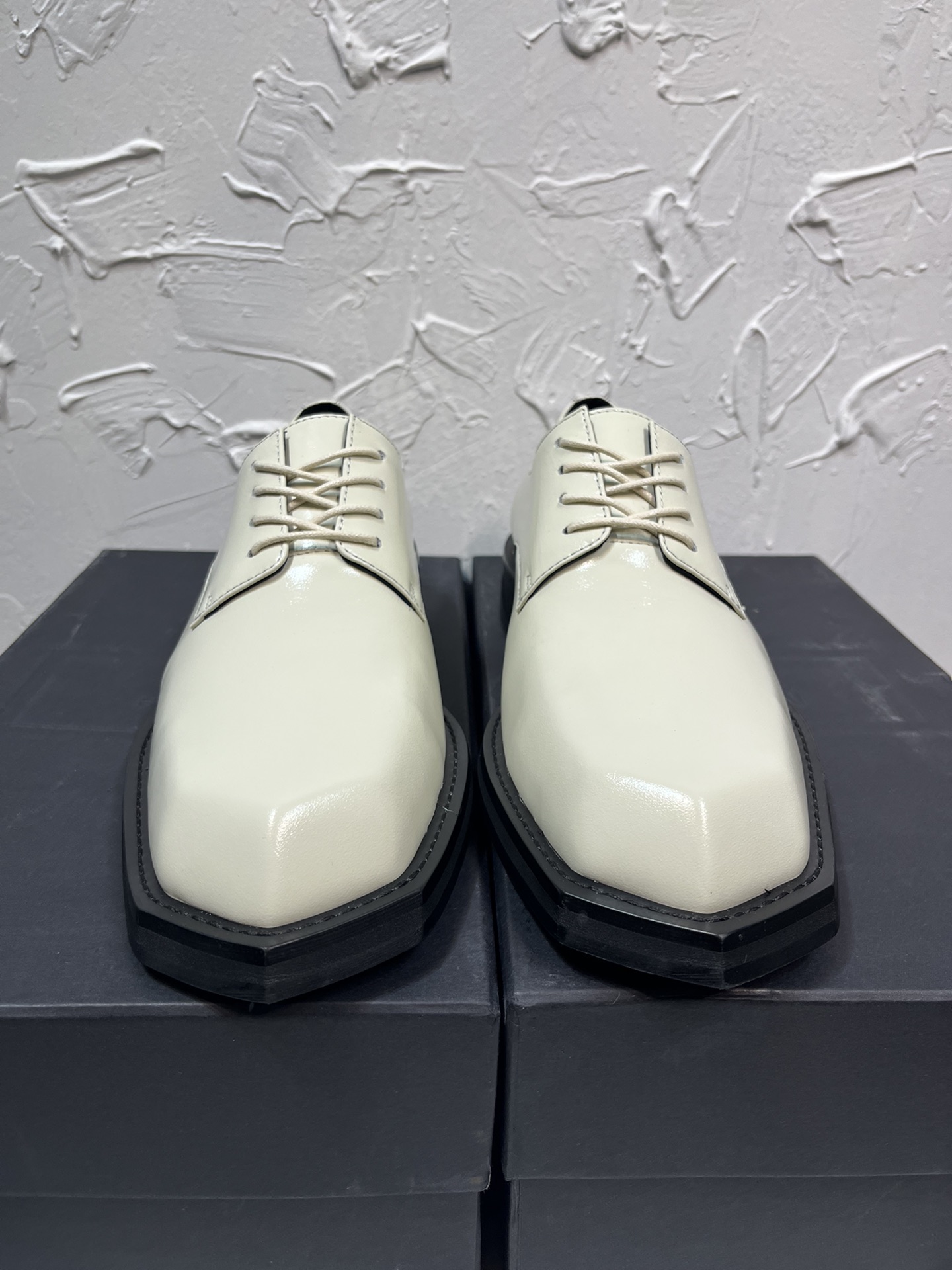 NO:235719,Niche Martine Rose ss25 latest men's multi-angle toe derby shoes, purchased the original one-to-one development, with a one-to-one opening mold, a unique outsole prismatic design, a popular polygonal toe style derby shoes, imported face beads, cowhide original packaging box size 39-46, leather shoes, cowhide19860909小众Martine Rose ss25最新款男士多角型鞋头德比鞋,购入原版一比一开发,大底一比一开模,独特大底棱形设计,流行的多角型头型风格德比鞋,面进口开边珠,里牛皮 原版包装盒39-46码,皮鞋,cowhide,Women's Shoes