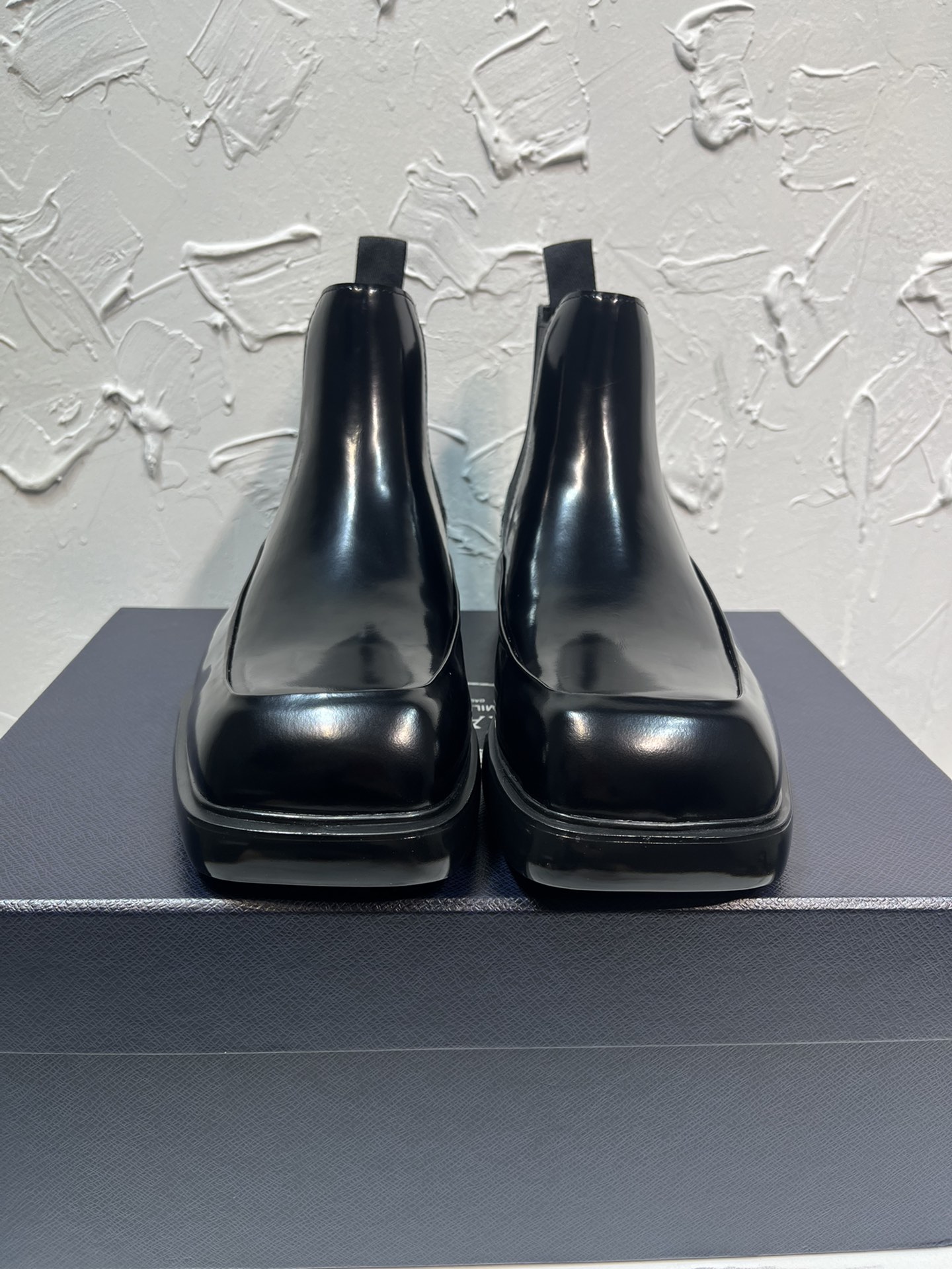 NO:897933,[Prada~] Men's casual high boots are on sale simultaneously in 2026z cabinets. Size: 39-44# 1 color. The upper is made of multi-material spliced ​​cowhide lining, which is comfortable and breathable. The original sole is comfortable and wear-resistant. The real thing is better when photographed in person. Prada, boots, cowhide19860909【普拉达～】男士休闲高靴鞋 2026z柜同步发售 码数:39-44# 1个颜色鞋面选用多材质拼接牛皮内里,舒适透气,鞋底原版舒适耐磨大底,实物拍摄实物更赞,,prada,boots,cowhide,Men's shoes