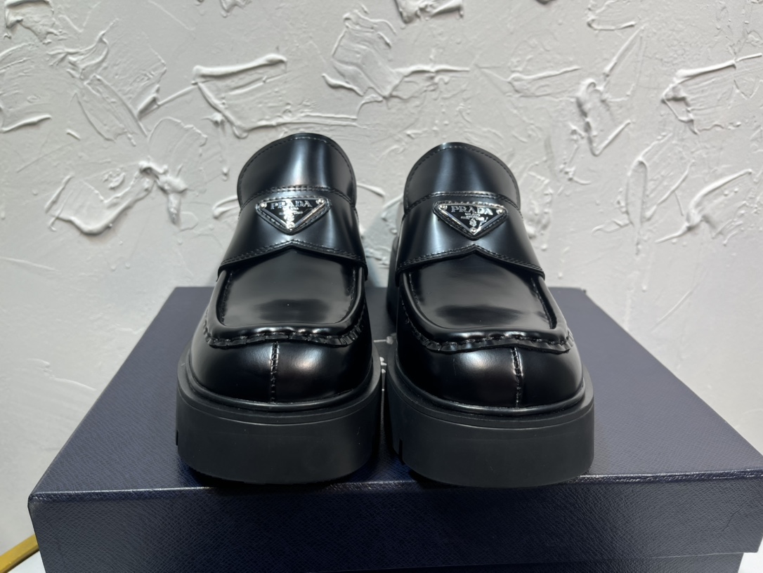 NO:235738,The latest model of braking triangle derby shoes, micro-label shiny round toe splicing loafers, purchased the original one-to-one development, the outsole one-to-one private mold opening, the fabric is imported edge beads, inner cowhide, footbed cowhide, sole height 5cm, outsole original rubber sole, size 39-46, leather shoes, loafers, cowhide19860909最新款胆位三角标德比鞋,微标亮面圆头拼接乐福鞋,购入原版一比一开发,大底一比一私家开模,面料采用进口开边珠,内里牛皮,垫脚牛皮,底高5cm,大底原版橡胶底,码数39-46,皮鞋,loafers,cowhide,Women's Shoes