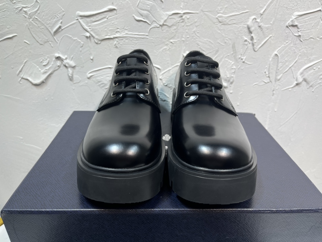 NO:235740,The latest lace-up derby shoes, micro-label glossy round toe spliced ​​loafers, purchased the original one-to-one development, the outsole one-to-one private mold opening, the fabric is imported edge beads, inner cowhide, footbed cowhide, sole height 5cm, outsole original rubber sole, size 39-46, leather shoes, loafers, cowhide19860909最新款系带德比鞋,微标亮面圆头拼接乐福鞋,购入原版一比一开发,大底一比一私家开模,面料采用进口开边珠,内里牛皮,垫脚牛皮,底高5cm,大底原版橡胶底,码数39-46,皮鞋,loafers,cowhide,Women's Shoes