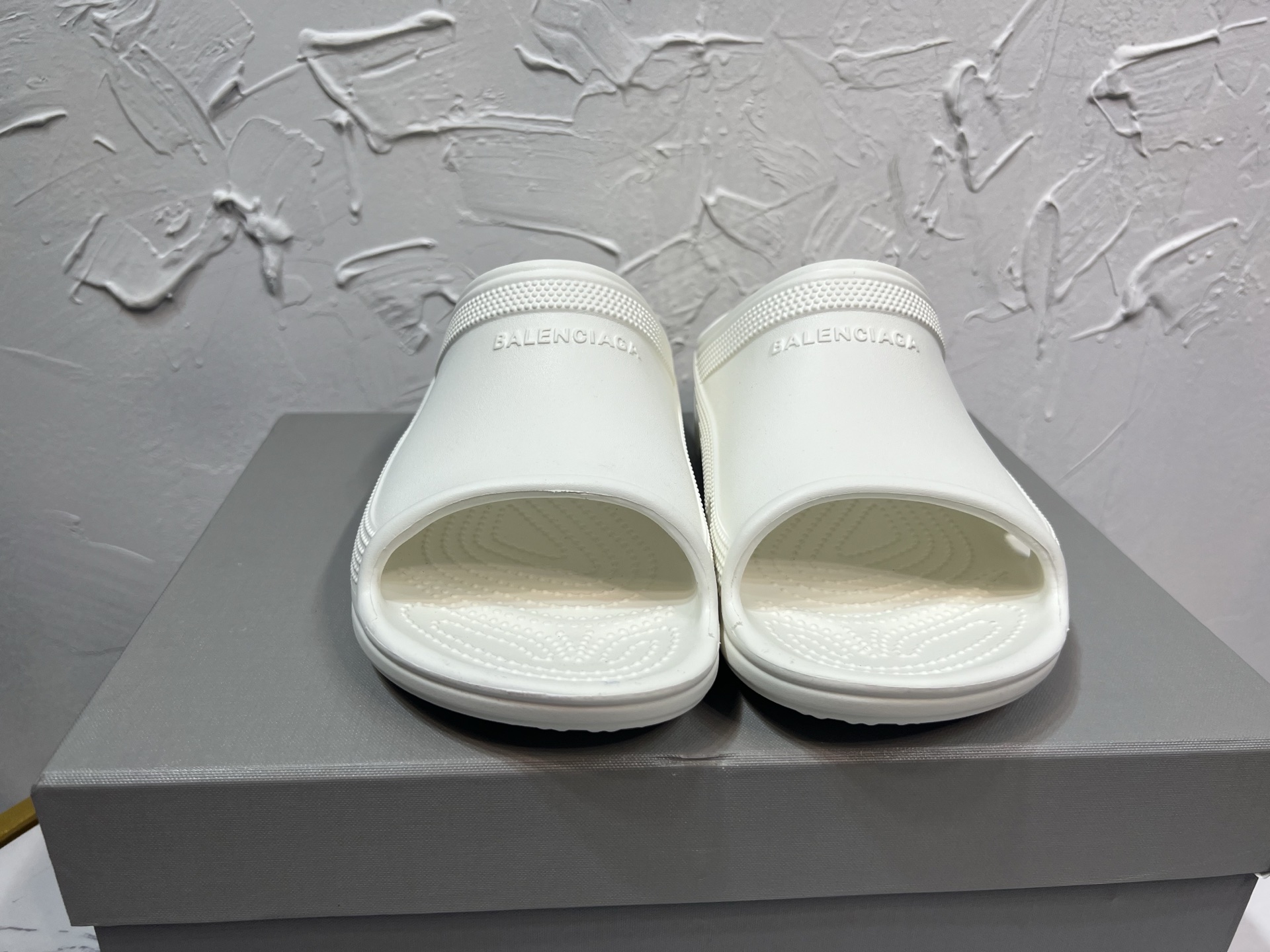 NO:235728,The latest single-model Balenciaga SLIDE men's cooperative slipper sandals, purchased the original one-to-one development, one-to-one mold opening, upper material rubber foam, heel-type embossed, size 39-45, casual shoes/sports shoes, balenciaga, balenciaga, sandals, sneakers, slippers19860909最新爆单款巴黎世家Balenciaga SLIDE男士合作款拖鞋式凉鞋,购入原版一比一开发,一比一开模,鞋面材质橡胶发泡,后跟式尺码压纹,码数39-45码,休闲鞋/运动鞋,balenciaga,balenciaga,sandals,sneakers,slippers,Women's Shoes