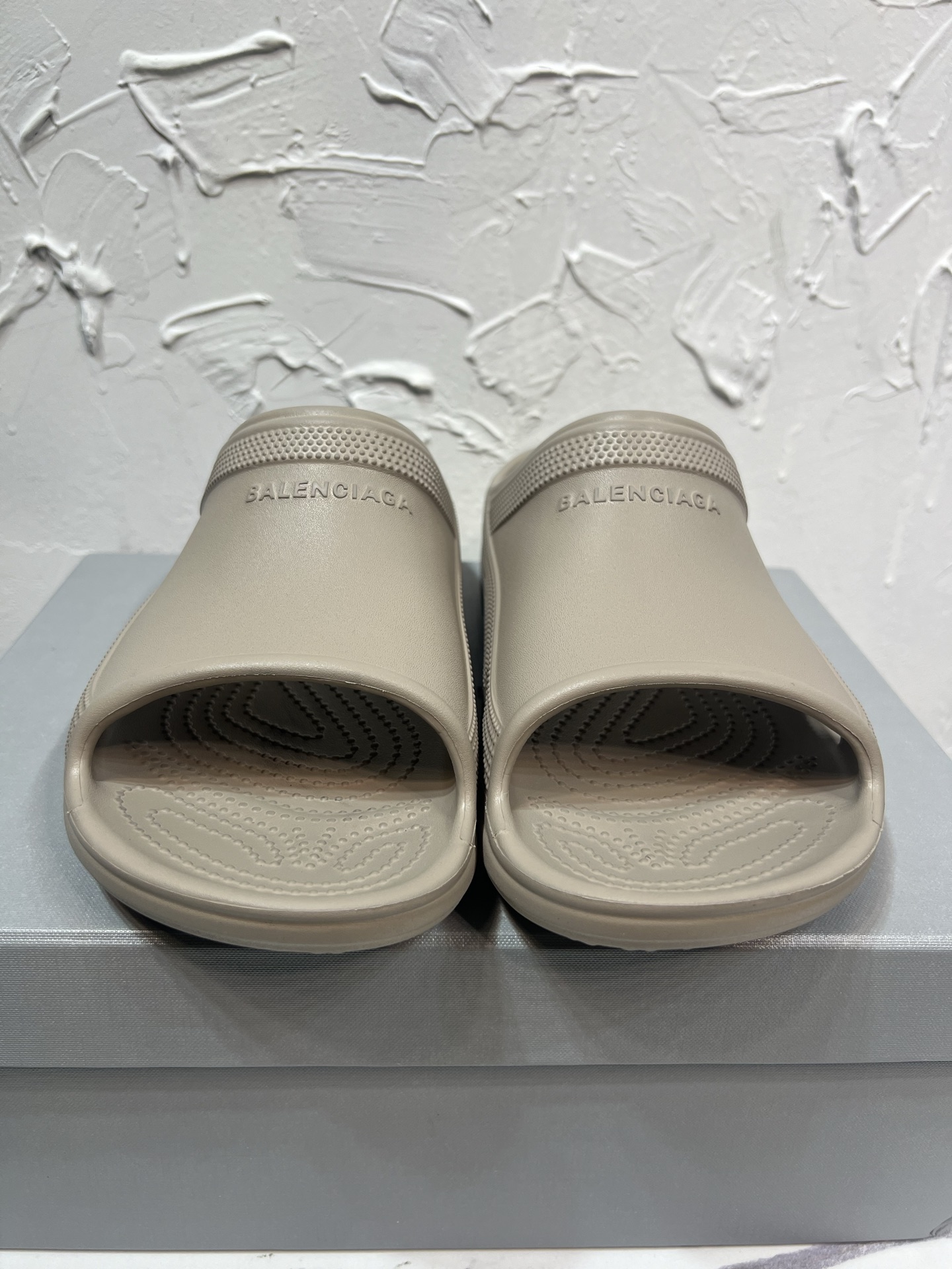 NO:235729,The latest single-model Balenciaga SLIDE men's cooperative slipper sandals, purchased the original one-to-one development, one-to-one opening mold, upper material rubber foam, heel-type embossed, black and white 2 color codes 39-45, casual shoes/sports shoes, balenciaga, balenciaga, sandals, sneakers, slippers19860909最新爆单款巴黎世家Balenciaga SLIDE男士合作款拖鞋式凉鞋,购入原版一比一开发,一比一开模,鞋面材质橡胶发泡,后跟式尺码压纹,黑白2色码数39-45码,休闲鞋/运动鞋,balenciaga,balenciaga,sandals,sneakers,slippers,Women's Shoes