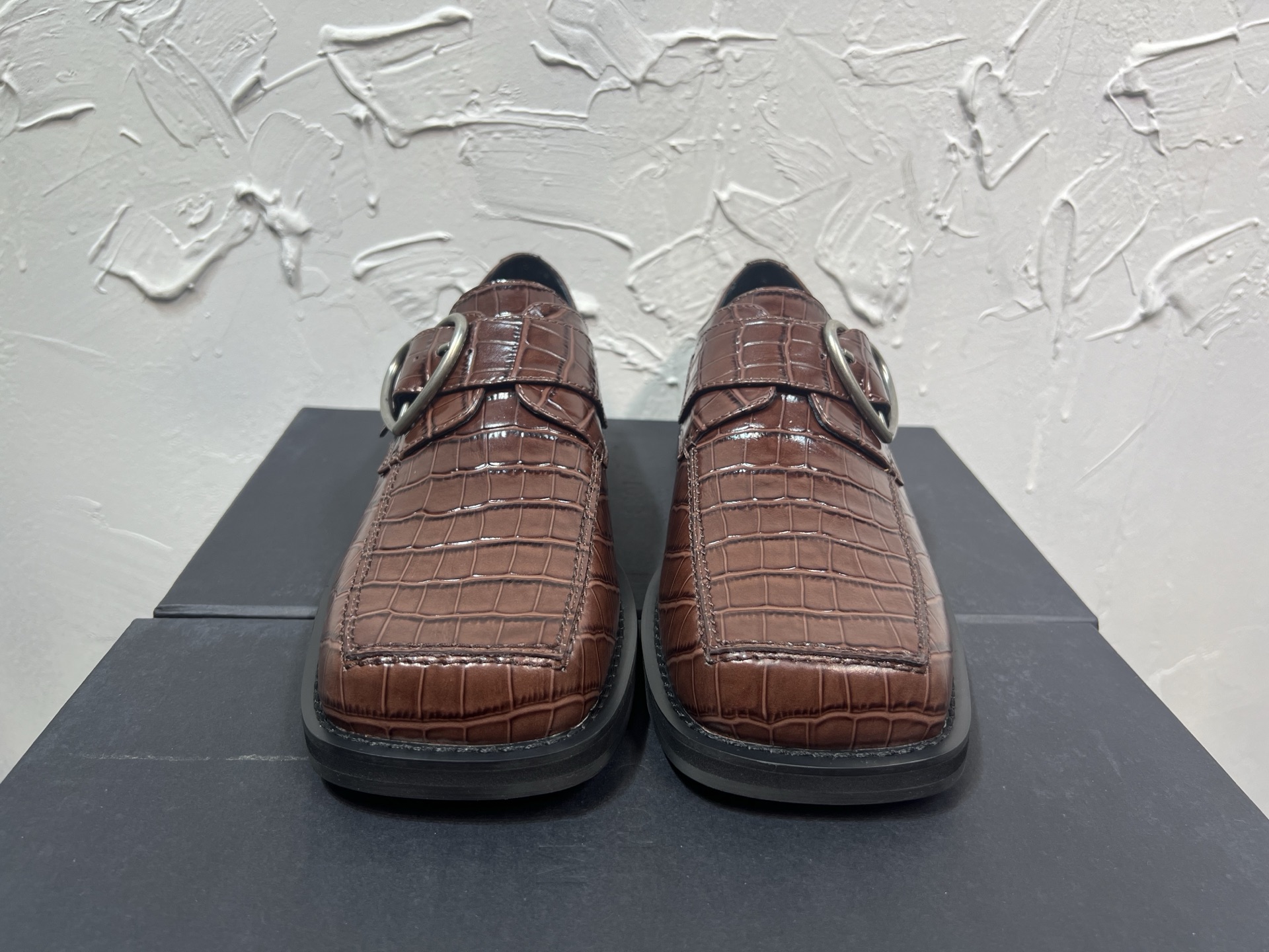 NO:235722,The latest square-toe lovefer derby shoes for niche Martine Rose ss25, purchased the original one-to-one development, the outsole one-to-one mold opening, unique chain design style buckle, popular large square-to-neck bead calfskin derby upper cowhide cowhide original packaging box size 39-46, leather shoes, loafers, cowhide19860909小众Martine Rose ss25最新款方头乐福德比鞋,购入原版一比一开发,大底一比一开模,独特的链条设计风格饰扣,流行的大方头开边珠小牛皮德比鞋面牛皮 里牛皮 原版包装盒39-46码,皮鞋,loafers,cowhide,Women's Shoes