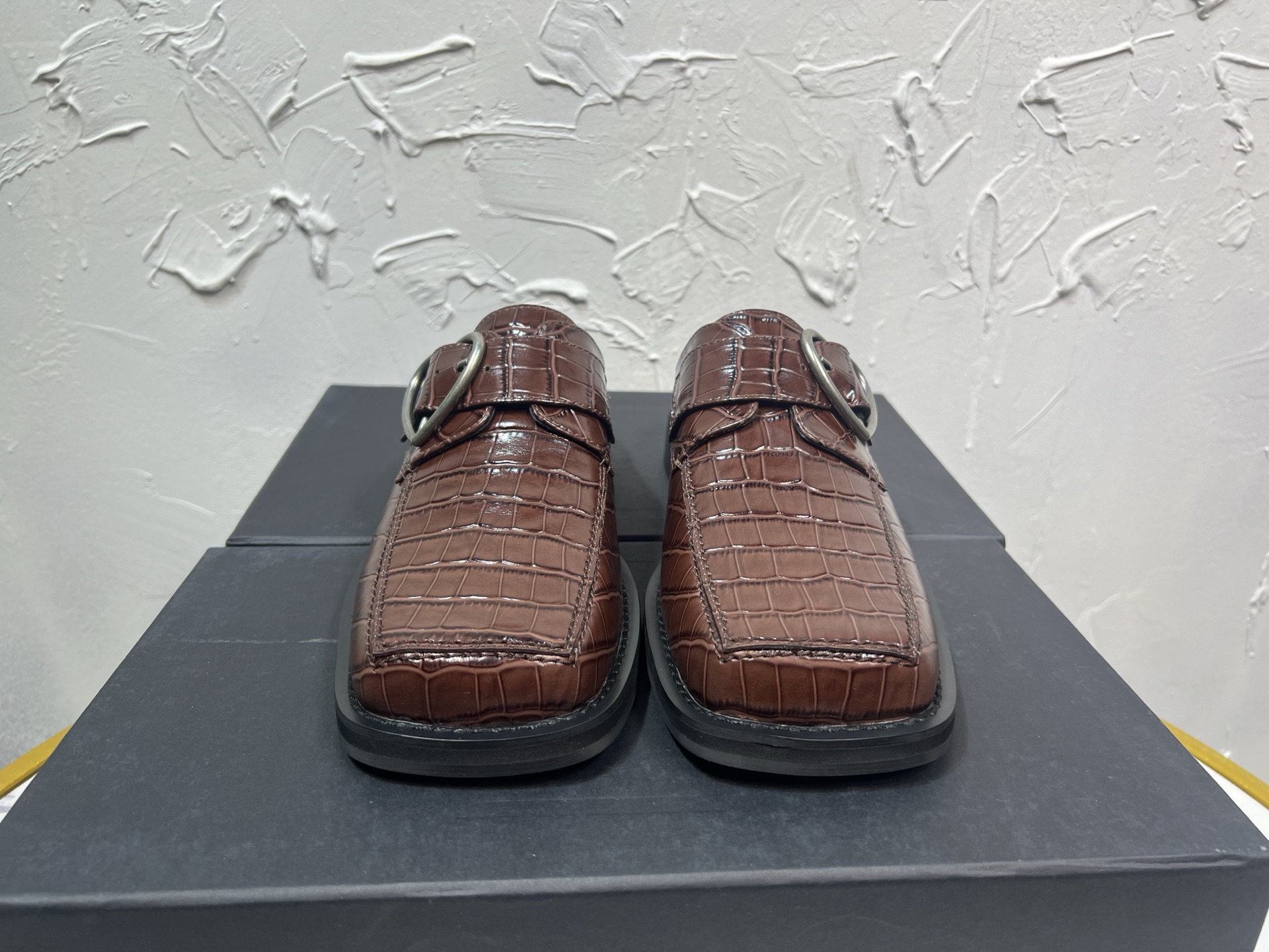 NO:235724,The latest square-toe lovefer derby slippers for niche Martine Rose ss25, purchased the original one-to-one development, the sole one-to-one opening mold, the unique chain design style buckle, the popular large square-to-neck bead calfskin derby shoes, the face cowhide, the inner cowhide black and red original packaging box size 39-46, leather shoes, loafers, slippers, cowhide19860909小众Martine Rose ss25最新款方头乐福德比拖鞋,购入原版一比一开发,大底一比一开模,独特的链条设计风格饰扣,流行的大方头开边珠小牛皮德比鞋,面牛皮 里牛皮 黑红原版包装盒39-46码,皮鞋,loafers,slippers,cowhide,Women's Shoes