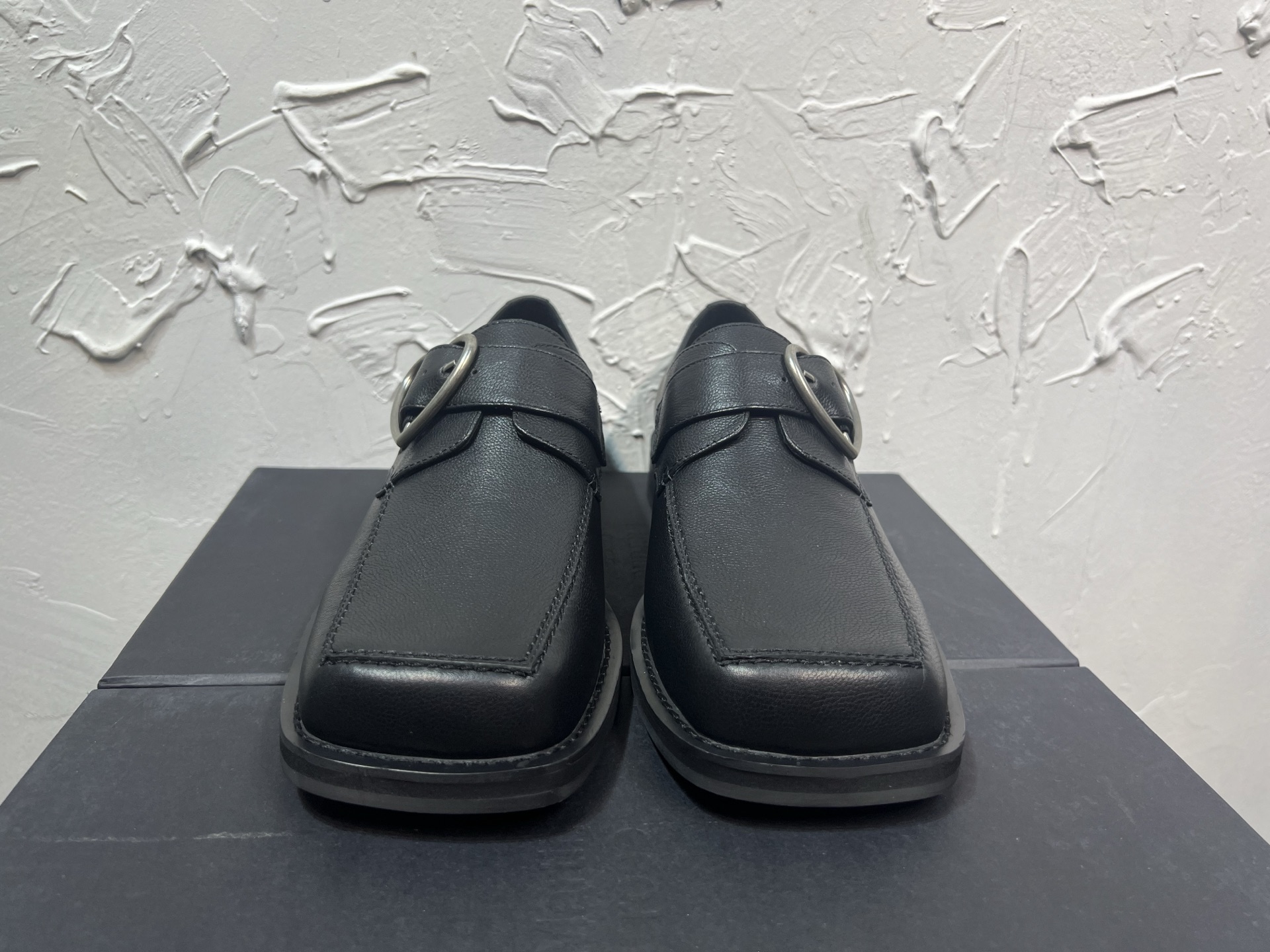 NO:235725,The latest square-toe lovefer derby shoes for niche Martine Rose ss25, purchased the original one-to-one development, the outsole one-to-one mold opening, unique chain design style buckle, popular large square-to-neck bead calfskin derby upper cowhide cowhide original packaging box size 39-46, leather shoes, loafers, cowhide19860909小众Martine Rose ss25最新款方头乐福德比鞋,购入原版一比一开发,大底一比一开模,独特的链条设计风格饰扣,流行的大方头开边珠小牛皮德比鞋面牛皮 里牛皮 原版包装盒39-46码,皮鞋,loafers,cowhide,Women's Shoes