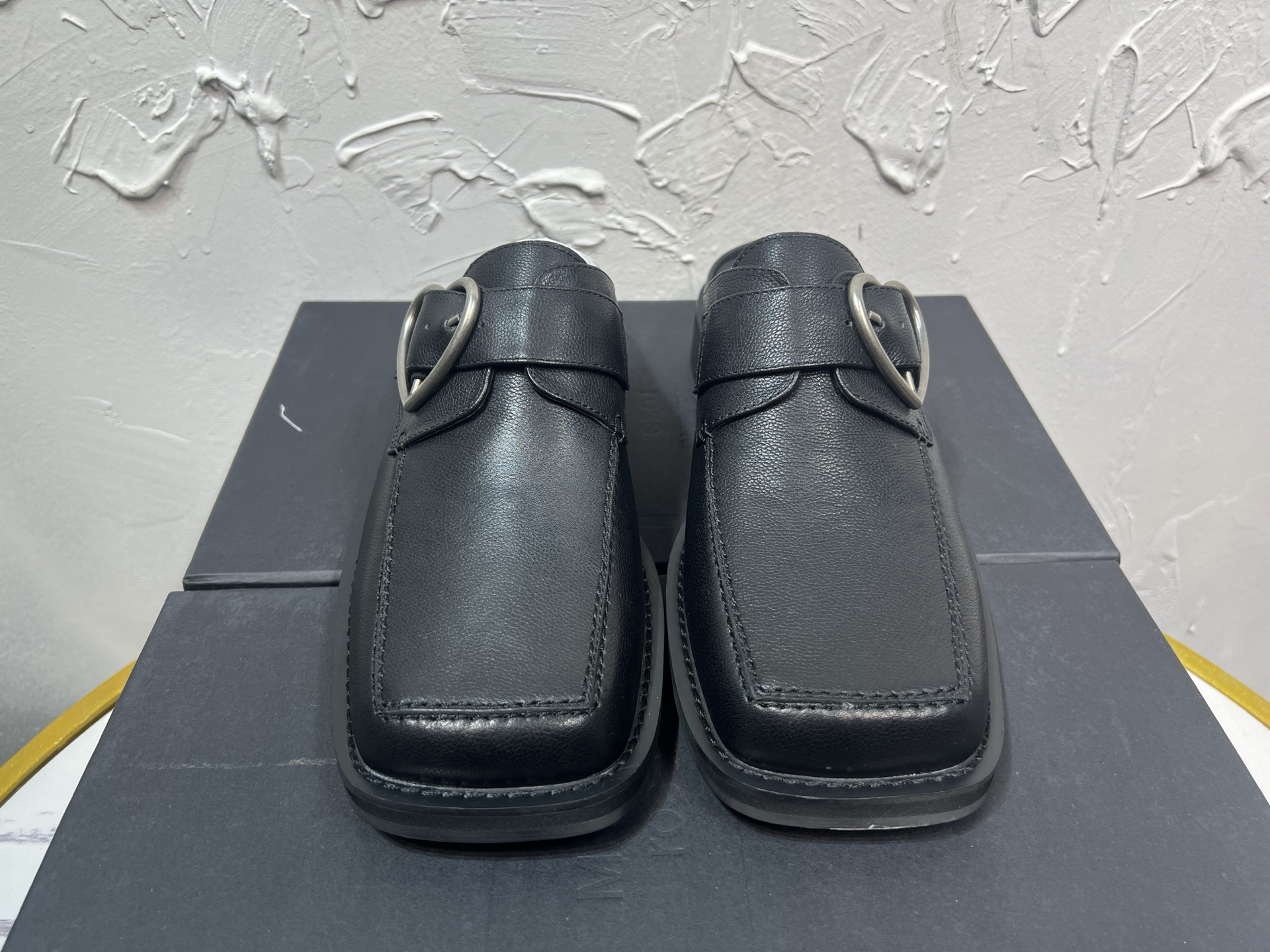 NO:235726,The latest square-toe lovefer derby slippers for niche Martine Rose ss25, purchased the original one-to-one development, the sole one-to-one opening mold, the unique chain design style buckle, the popular large square-to-neck bead calfskin derby shoes, the face cowhide, the inner cowhide black and red original packaging box size 39-46, leather shoes, loafers, slippers, cowhide19860909小众Martine Rose ss25最新款方头乐福德比拖鞋,购入原版一比一开发,大底一比一开模,独特的链条设计风格饰扣,流行的大方头开边珠小牛皮德比鞋,面牛皮 里牛皮 黑红原版包装盒39-46码,皮鞋,loafers,slippers,cowhide,Women's Shoes