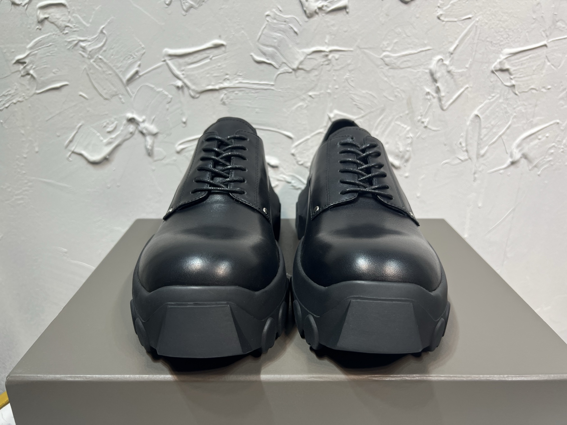 NO:574800,The latest RICK OWENS spring and summer HOLL YWOOD GROPPONE black cowhide BOZOTRACTORS lace-up round-toe shoes, the original version is developed one to one, the outsole is molded one to one, imported cowhide, original packaging size 39-46,,cowhide19860909最新款RICK OWENS春夏HOLL YWOOD GROPPONE黑色牛皮BOZOTRACTORS系带圆头鞋,原版一比一开发,大底一比一开模,进口牛皮,原版包装39-46码,,cowhide,Men's shoes