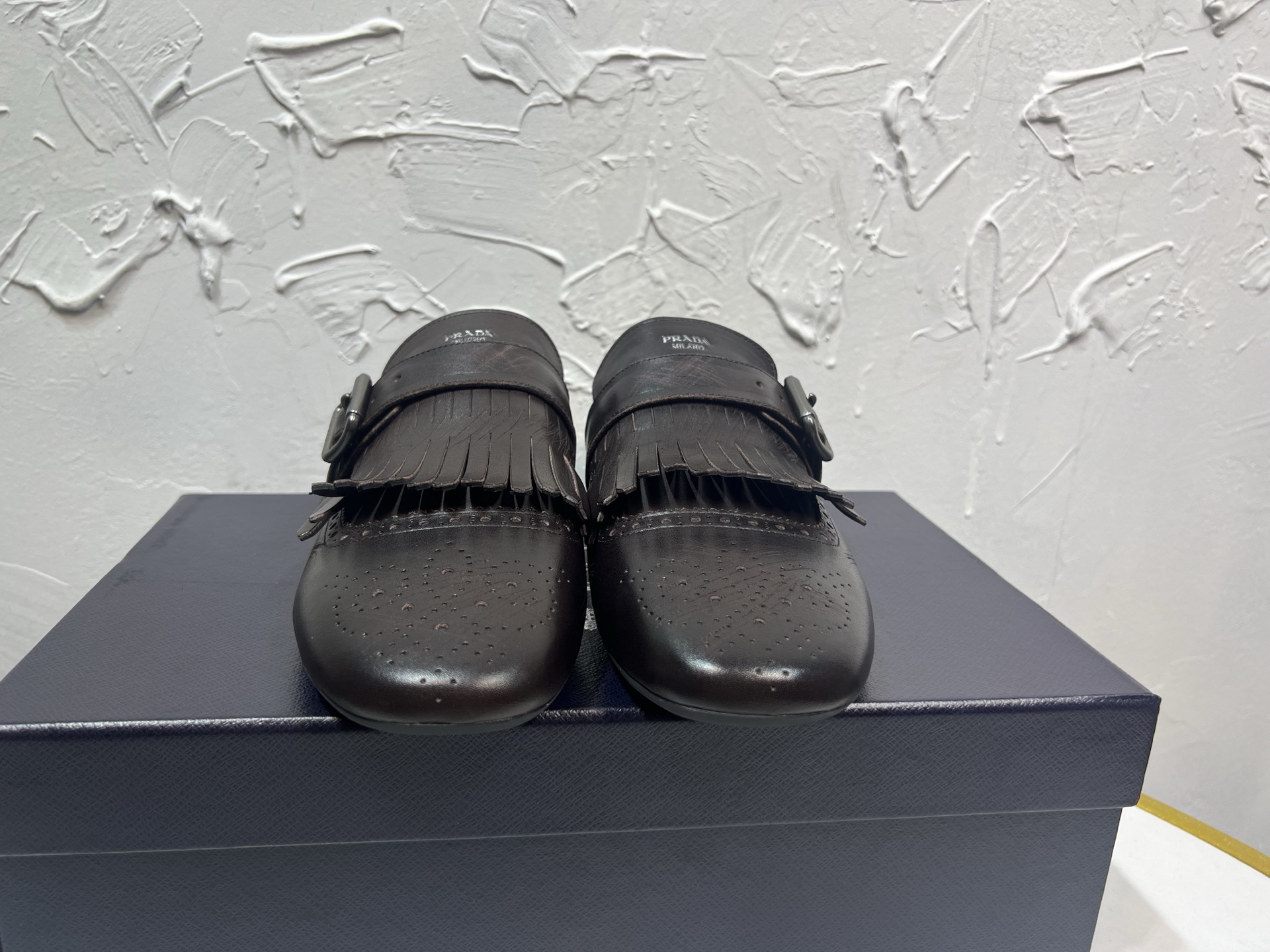 NO:264897,prada derby 2025 Spring and Autumn Latest Prada One-Pedestal Retro Men's Leather Shoes, Shuffle Tassel Strap Mongke Shoes, Original One-to-One Development, Outsole One-to-One Opening, Face Cowhide, Lipstick Cowhide, Rubber Sole, Original Packaging Number 39-46, Semi-Travel, Prada, Prada, Cowhide19860909prada derby2025春秋最新款普拉达一脚蹬复古男士皮鞋,Shuffle流苏饰带孟克鞋,原版一比一开发,大底一比一开模,面牛皮,里布垫脚牛皮,橡胶底,原版包装码数39-46,半拖,prada,prada,cowhide,Women's Shoes